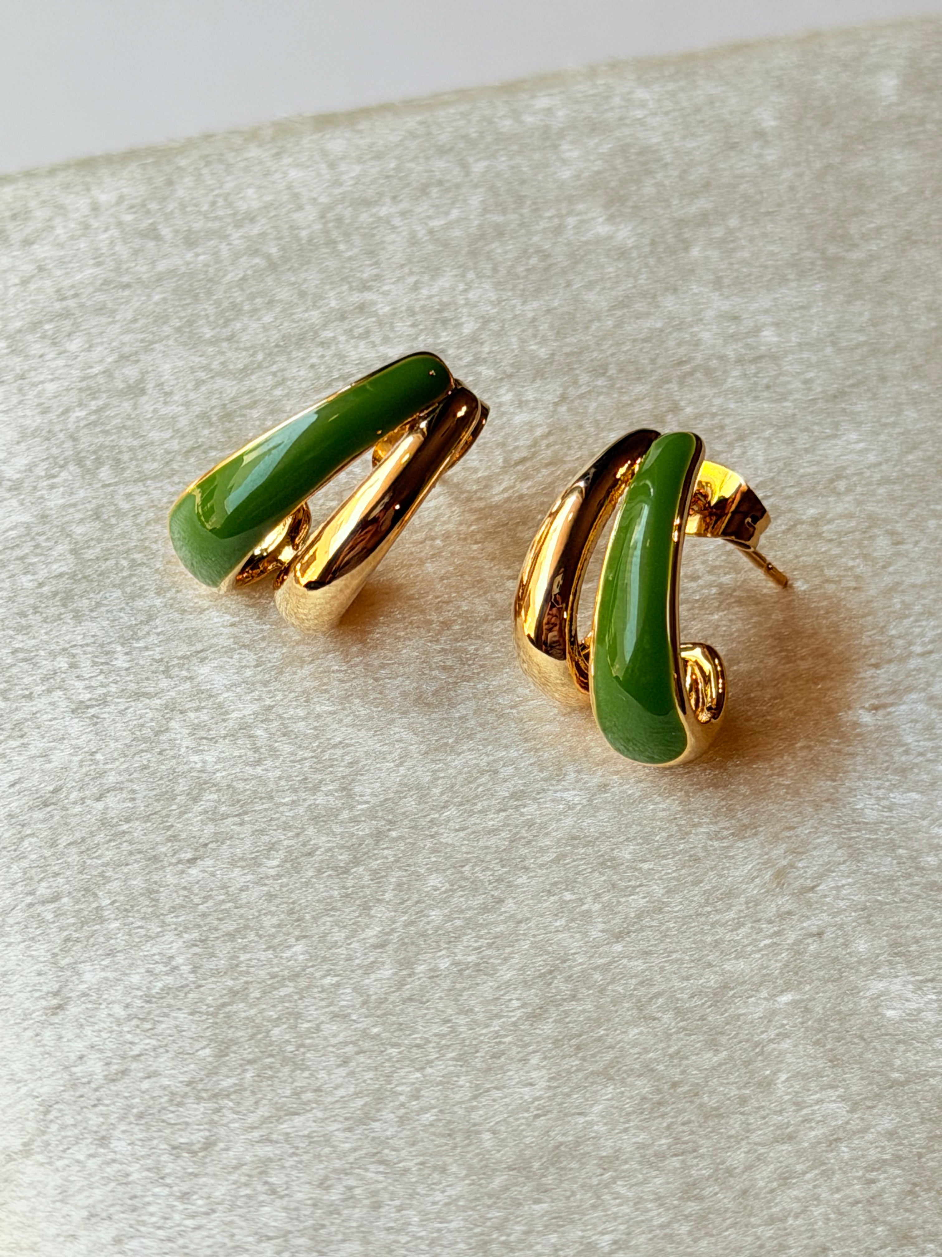 Aretes dorados con esmaltado verde