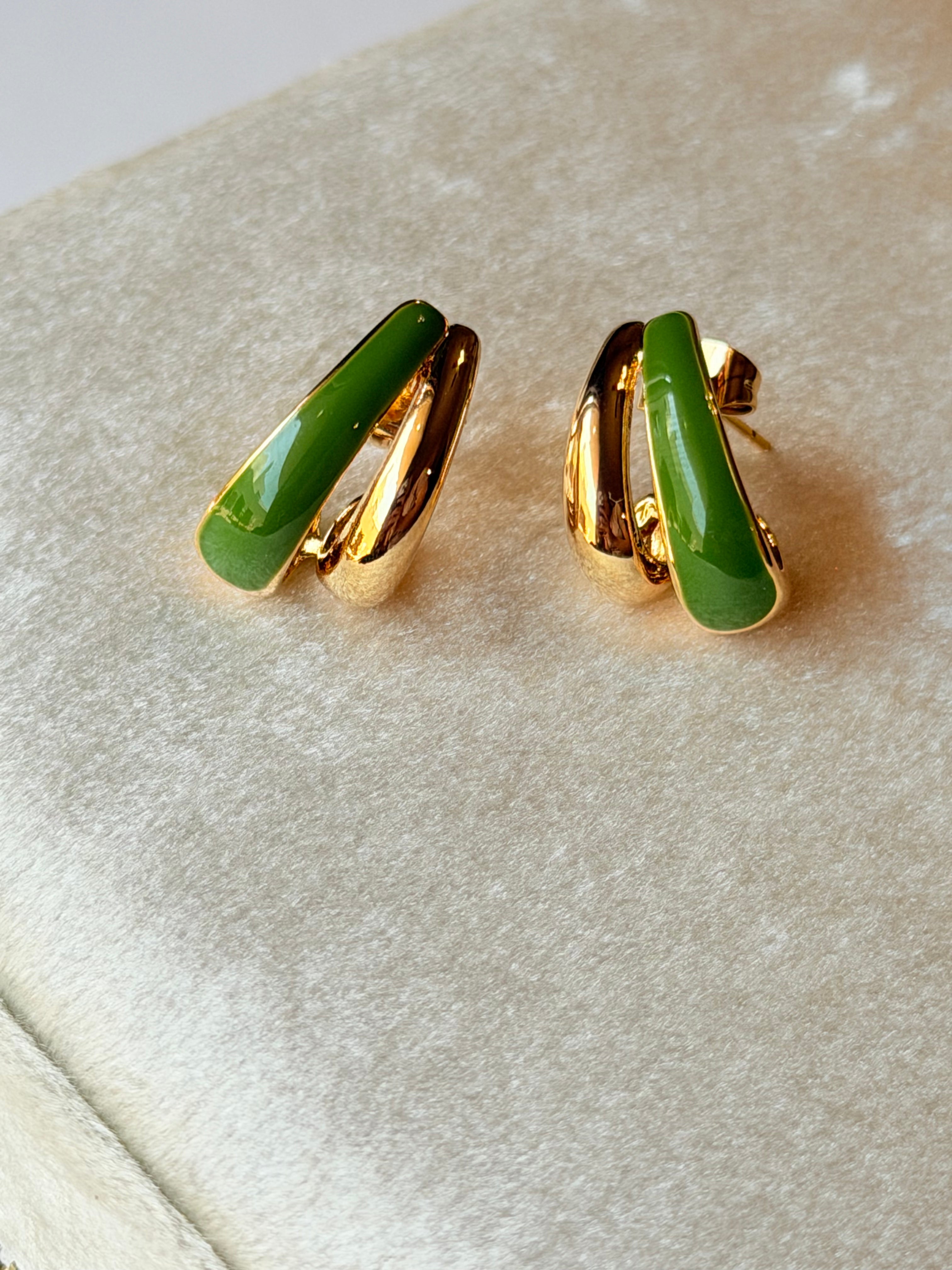 Aretes dorados con esmaltado verde