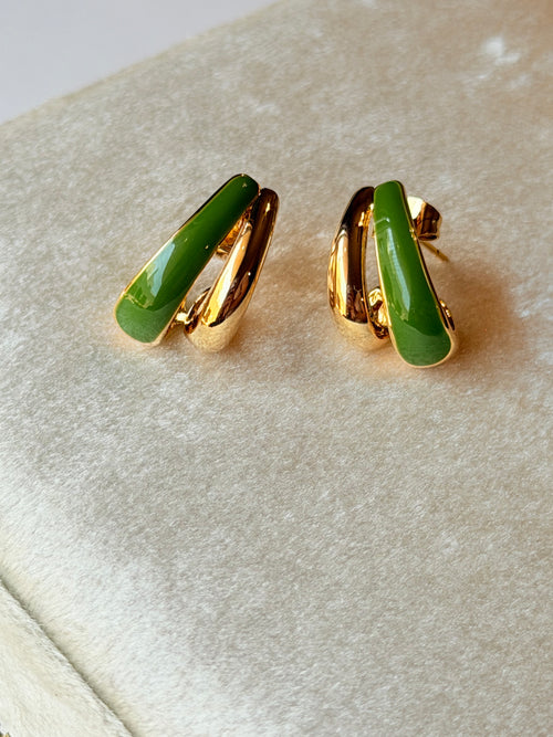 Aretes dorados con esmaltado verde