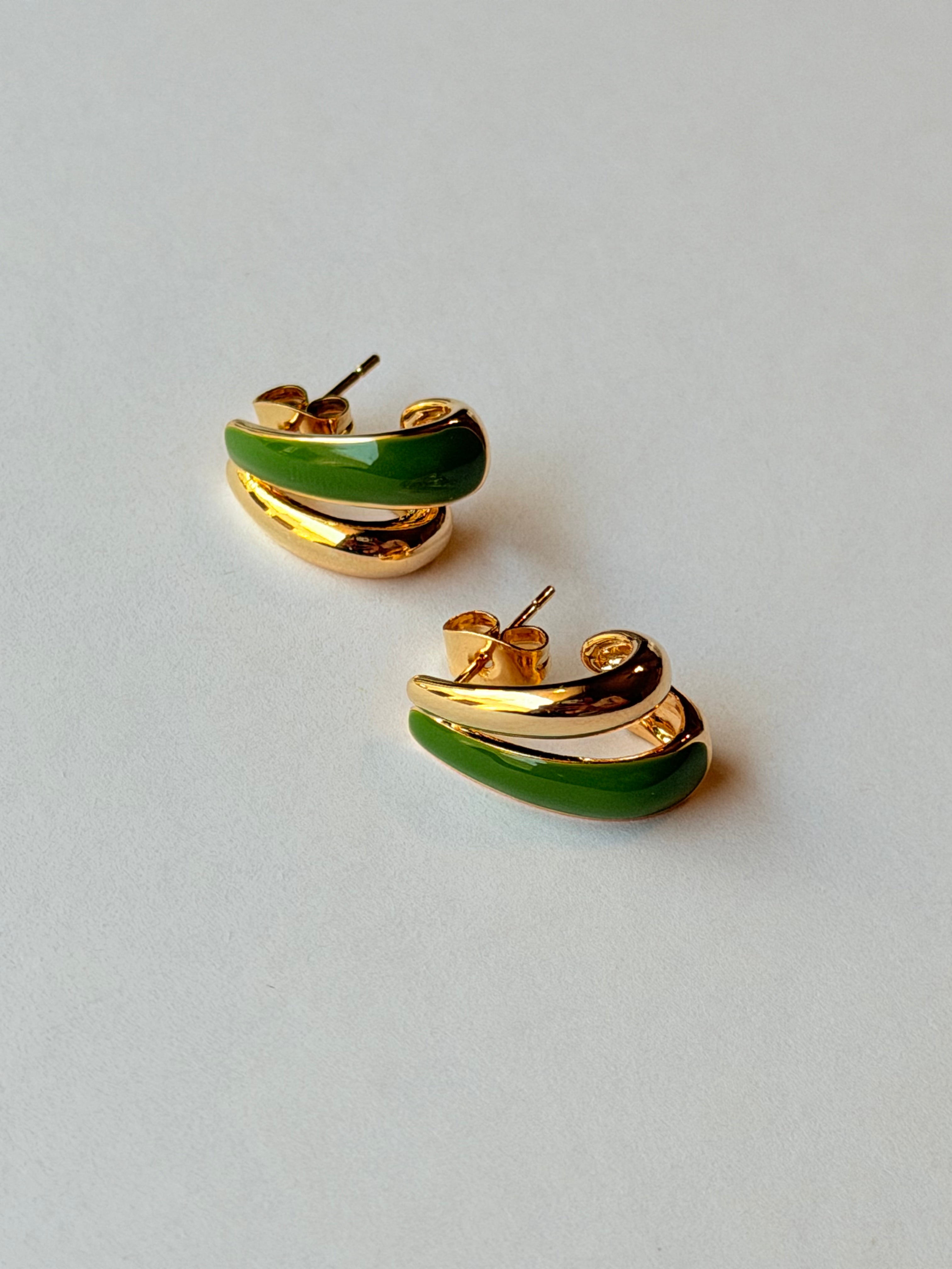 Aretes dorados con esmaltado verde