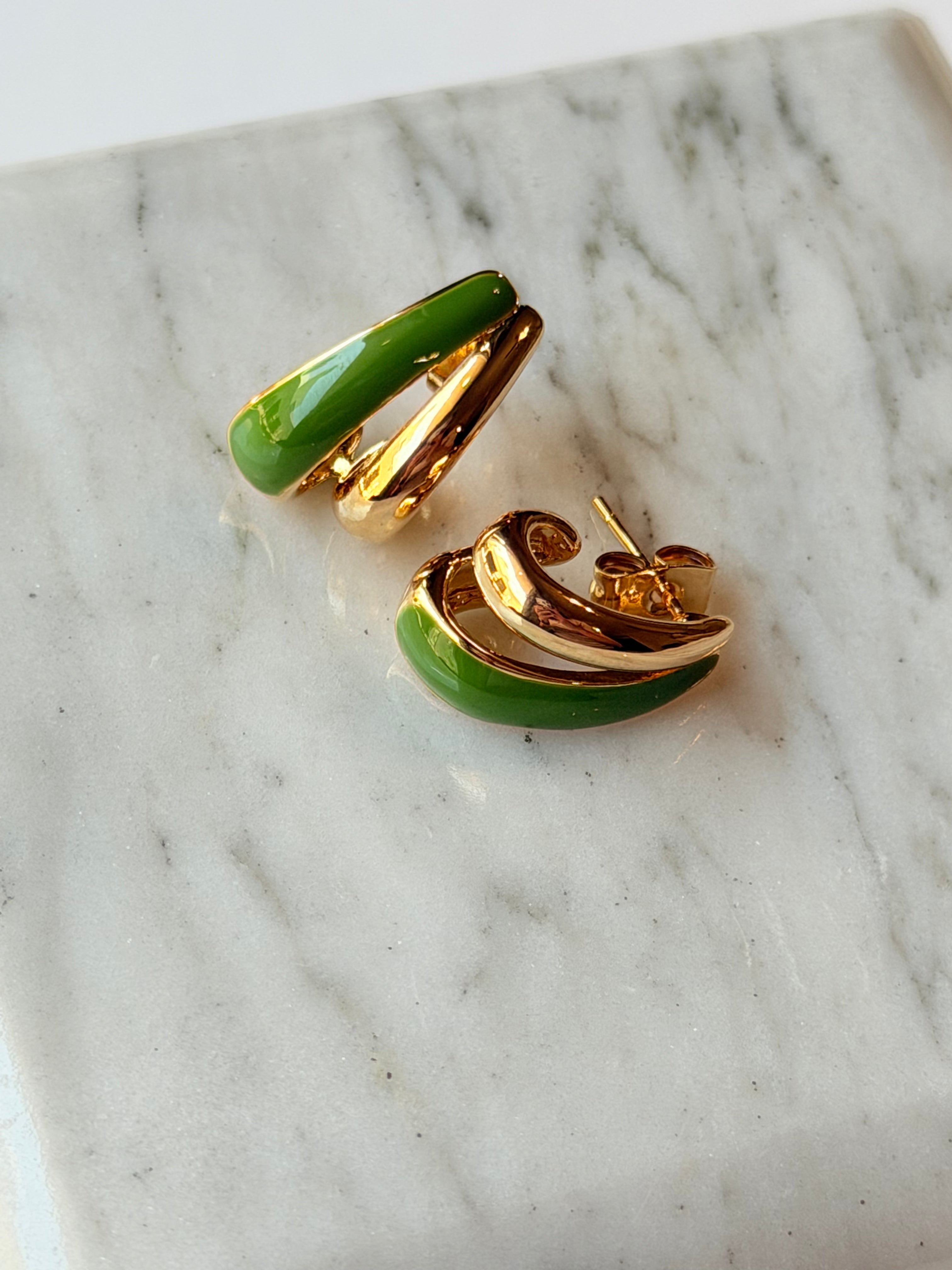 Aretes dorados con esmaltado verde
