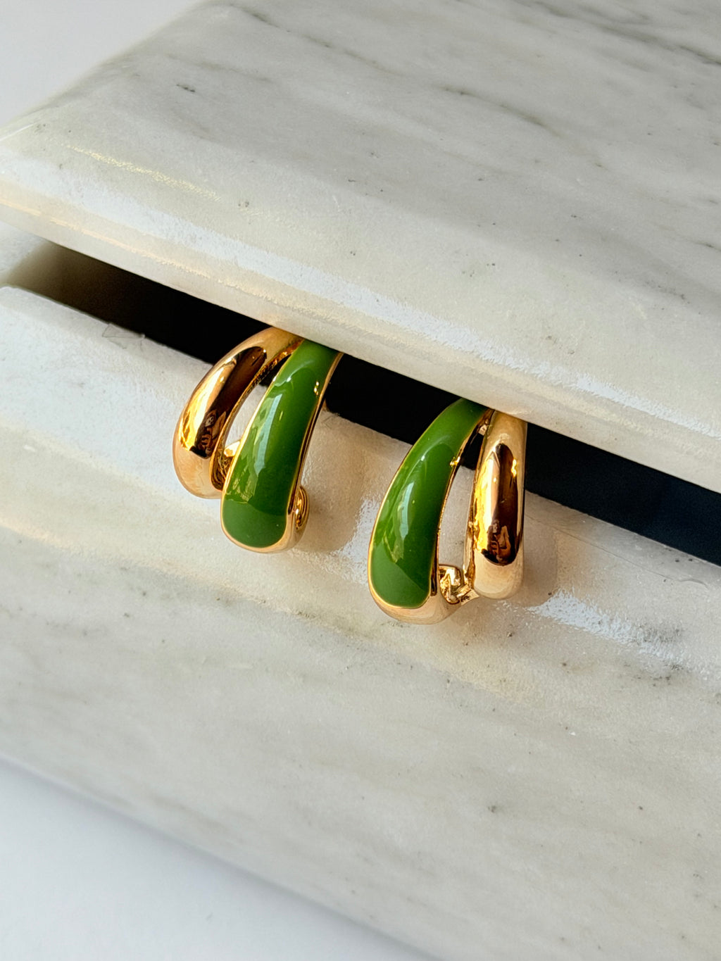 Aretes dorados con esmaltado verde