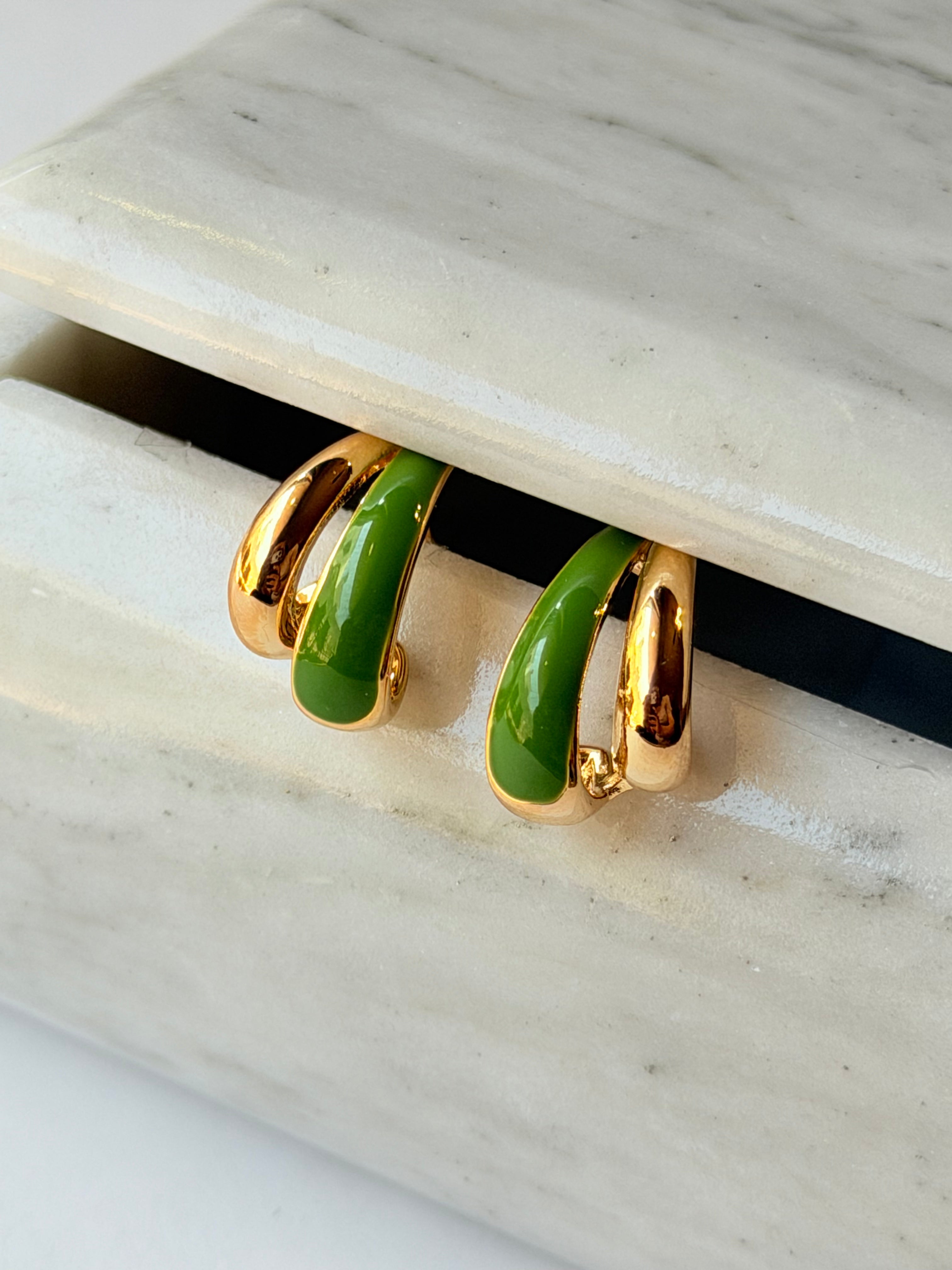 Aretes dorados con esmaltado verde