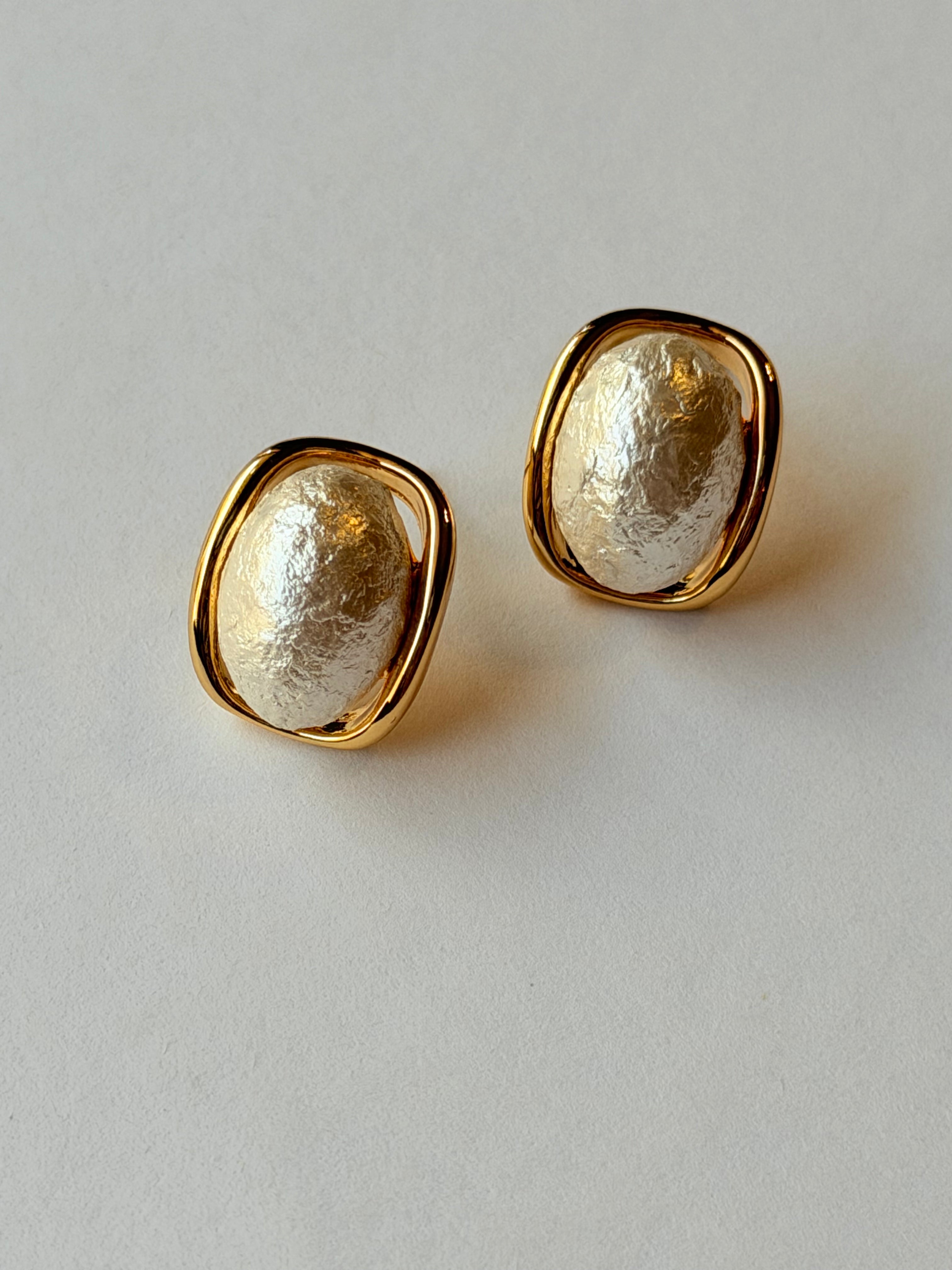 Aretes cuadrados con el centro tipo perla