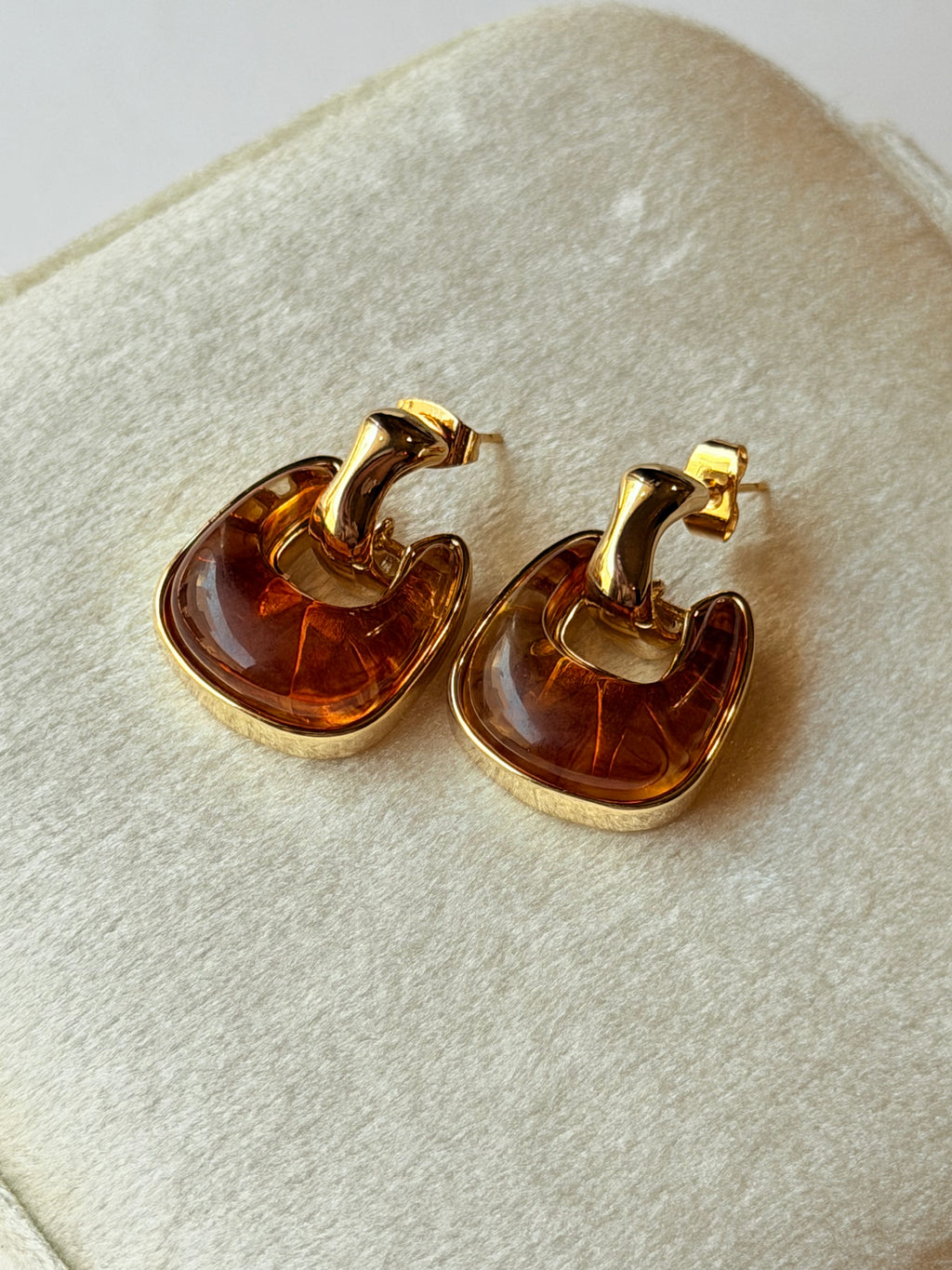 Aretes colgantes con resina carey