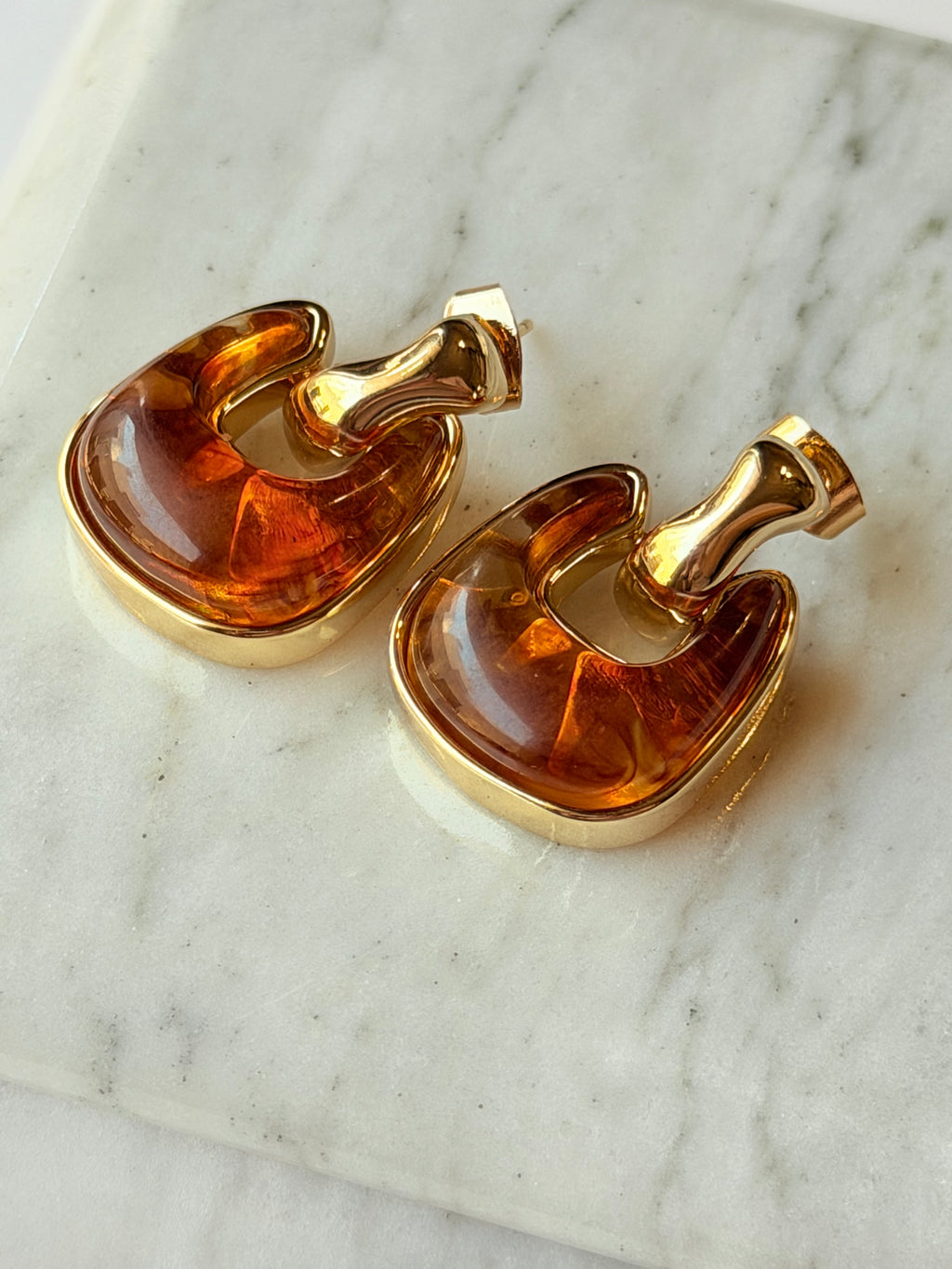 Aretes colgantes con resina carey