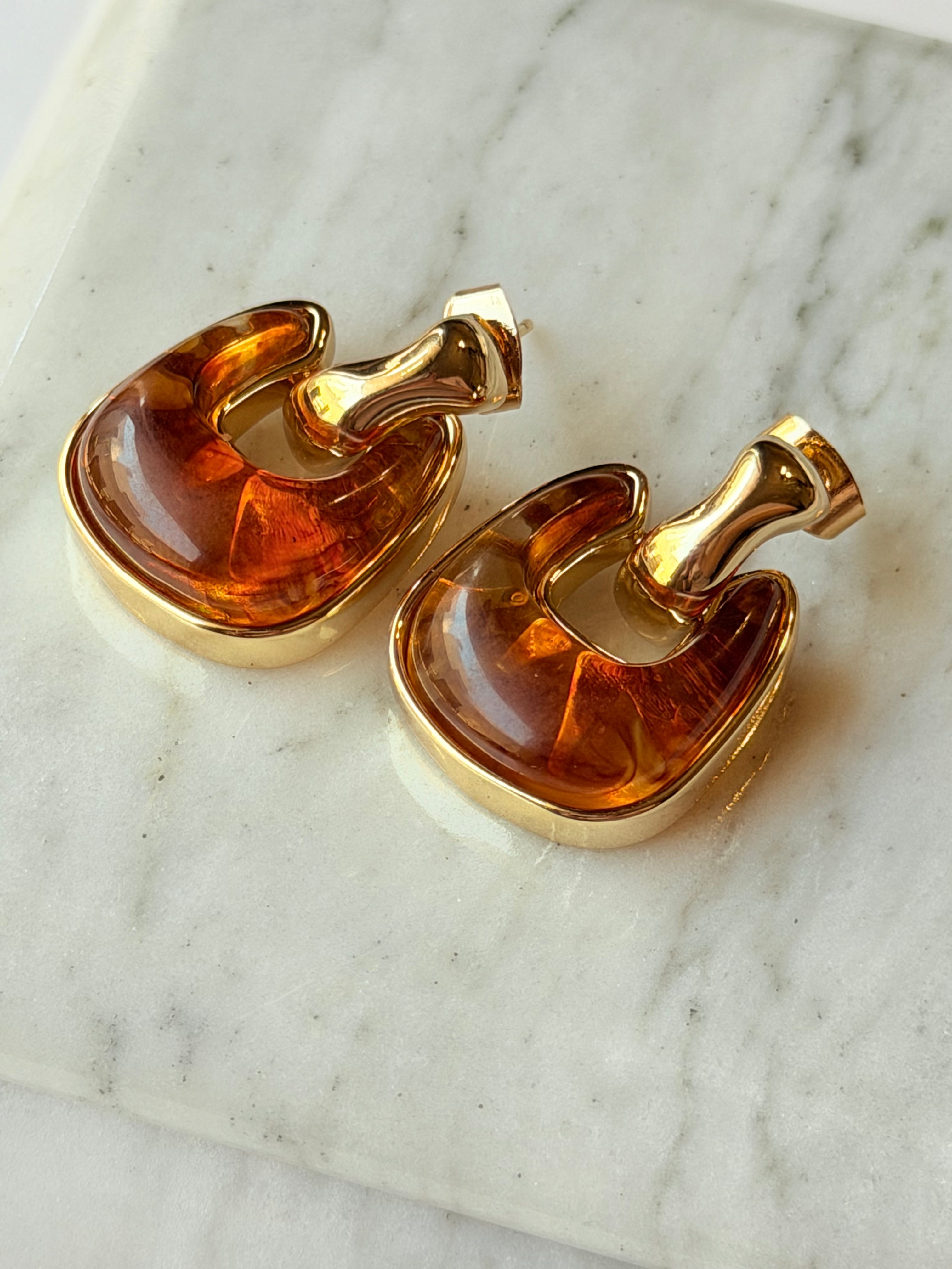 Aretes colgantes con resina carey