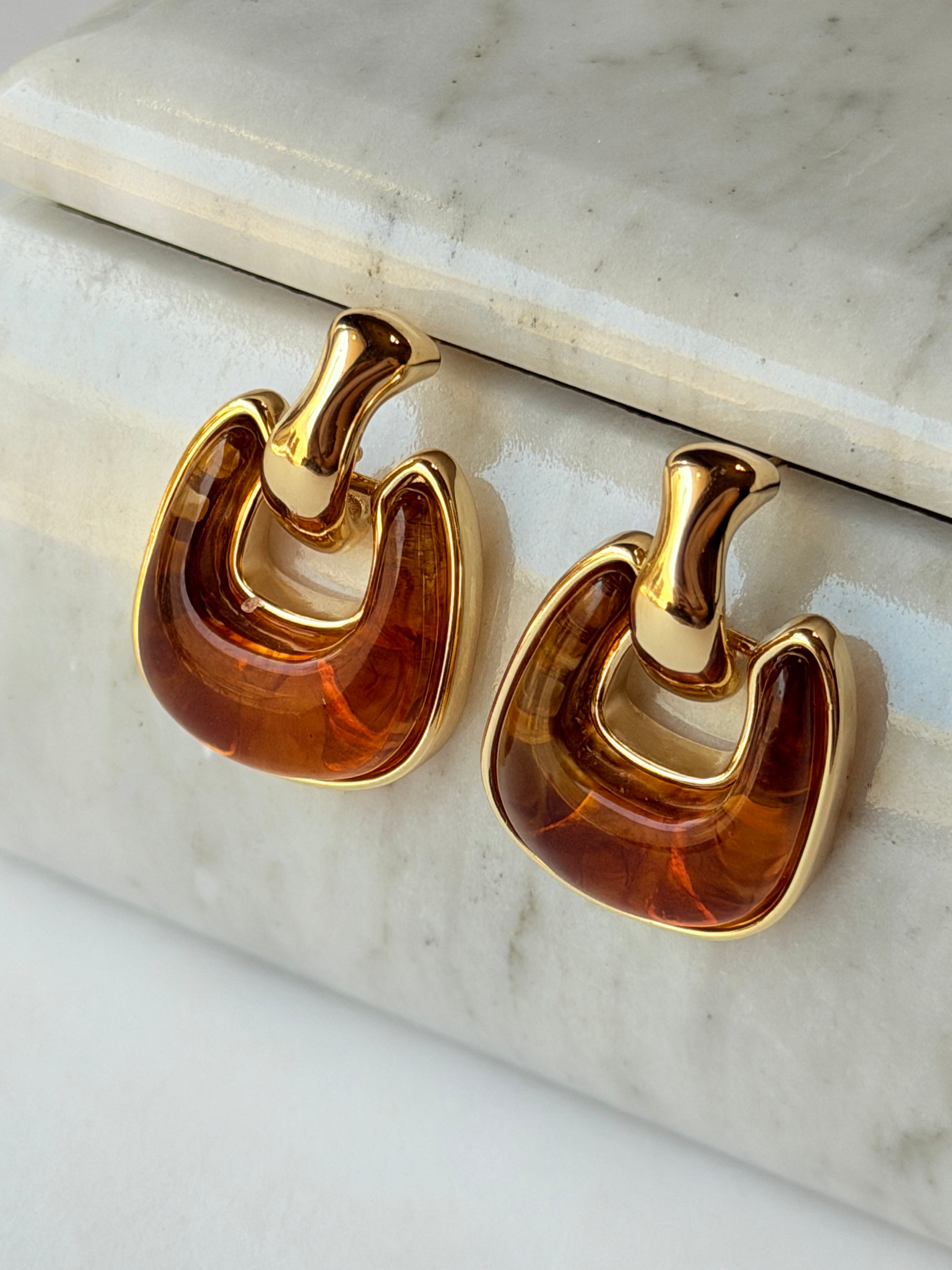 Aretes colgantes con resina carey