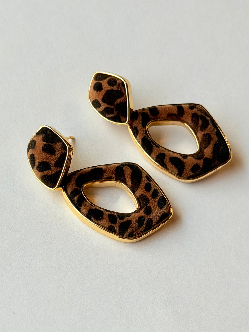 Arete colgante de terciopelo