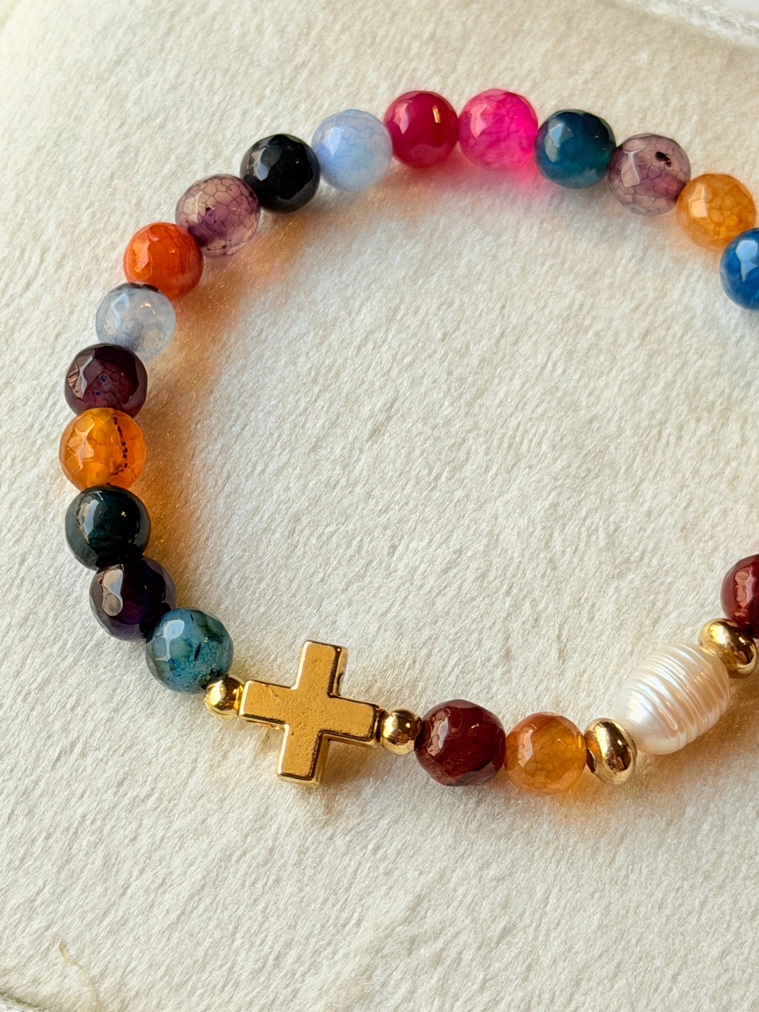 Pulsera de elástico con piedras y perla natural con cruz
