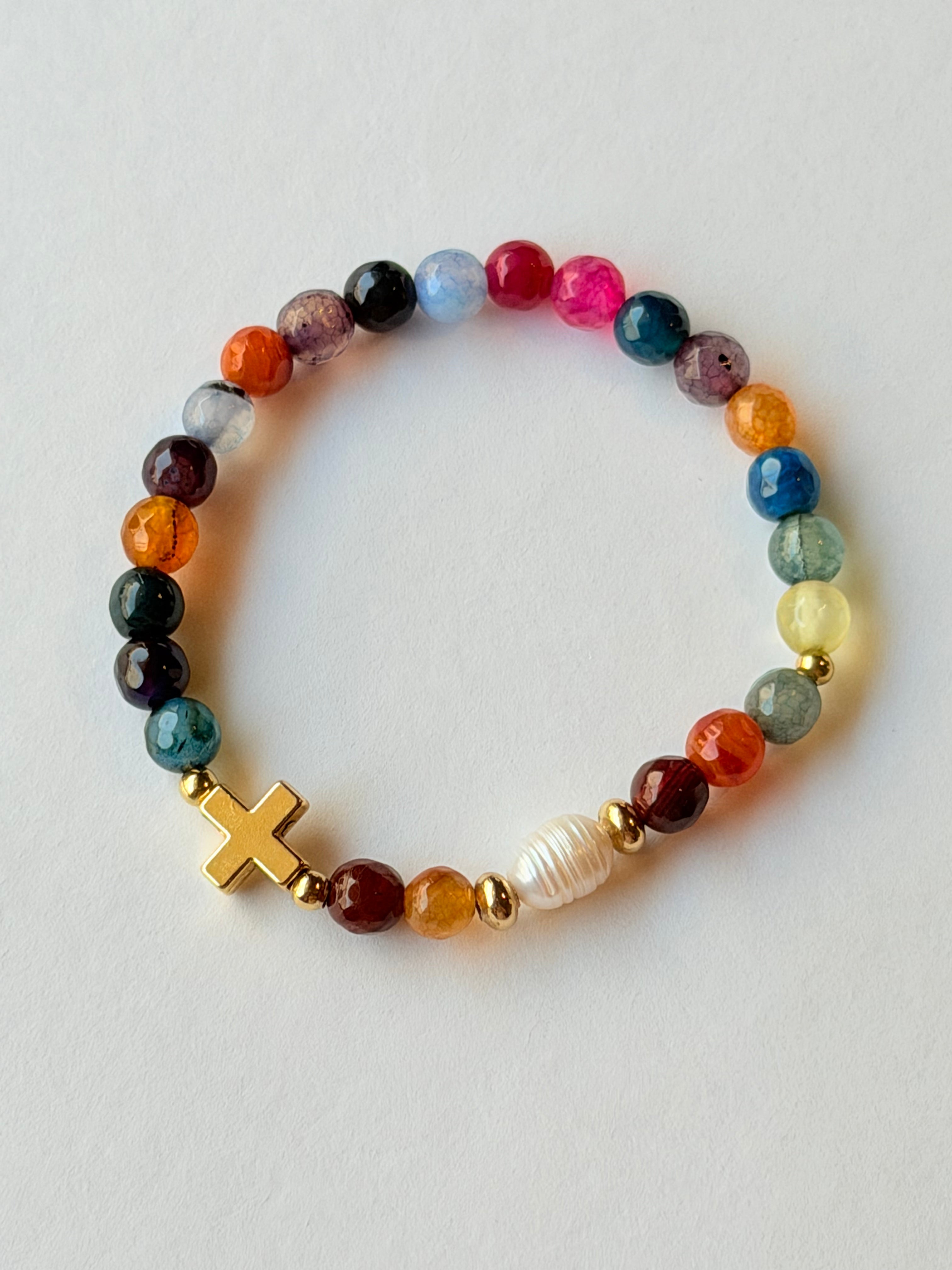 Pulsera de elástico con piedras y perla natural con cruz