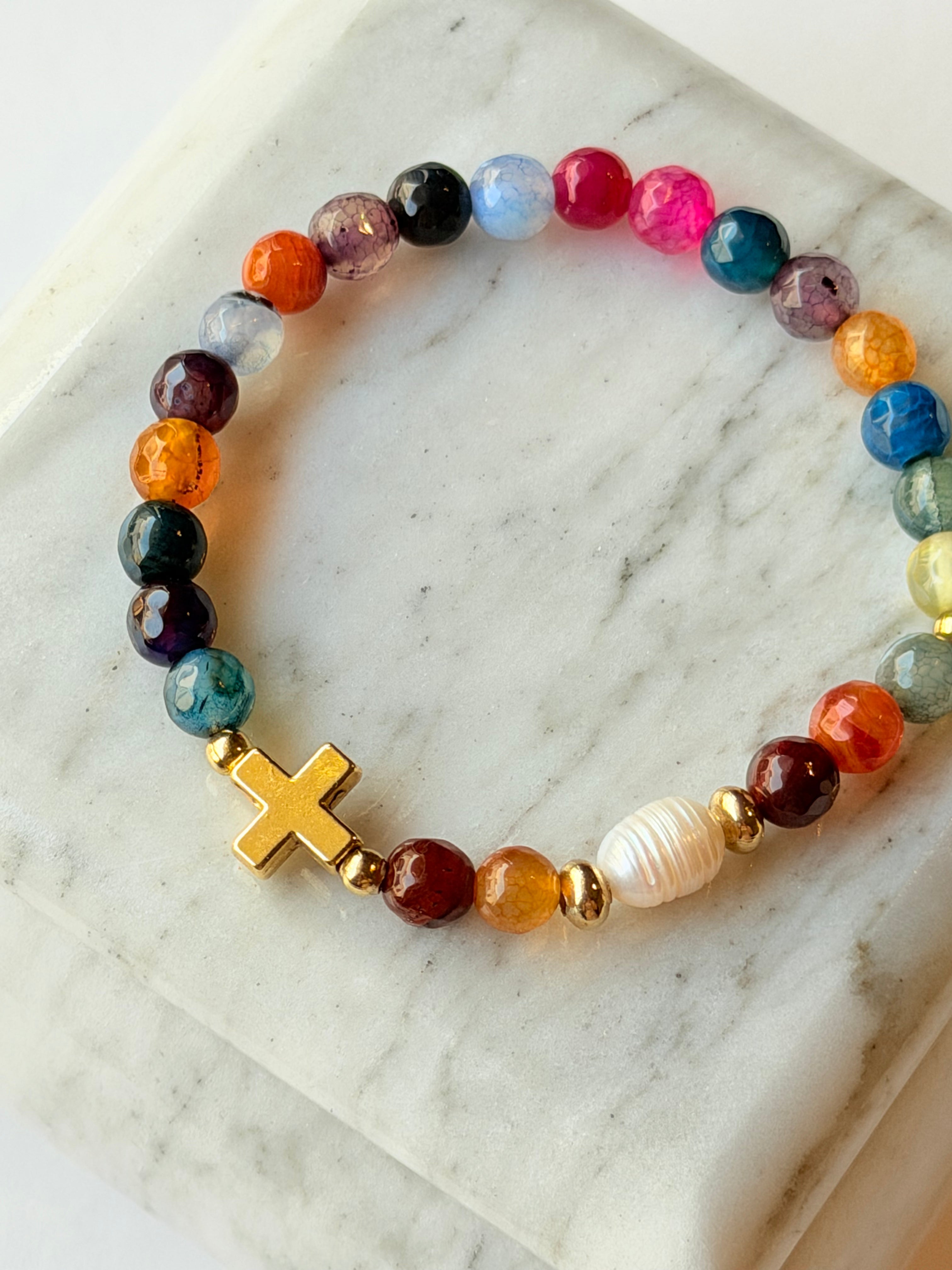 Pulsera de elástico con piedras y perla natural con cruz