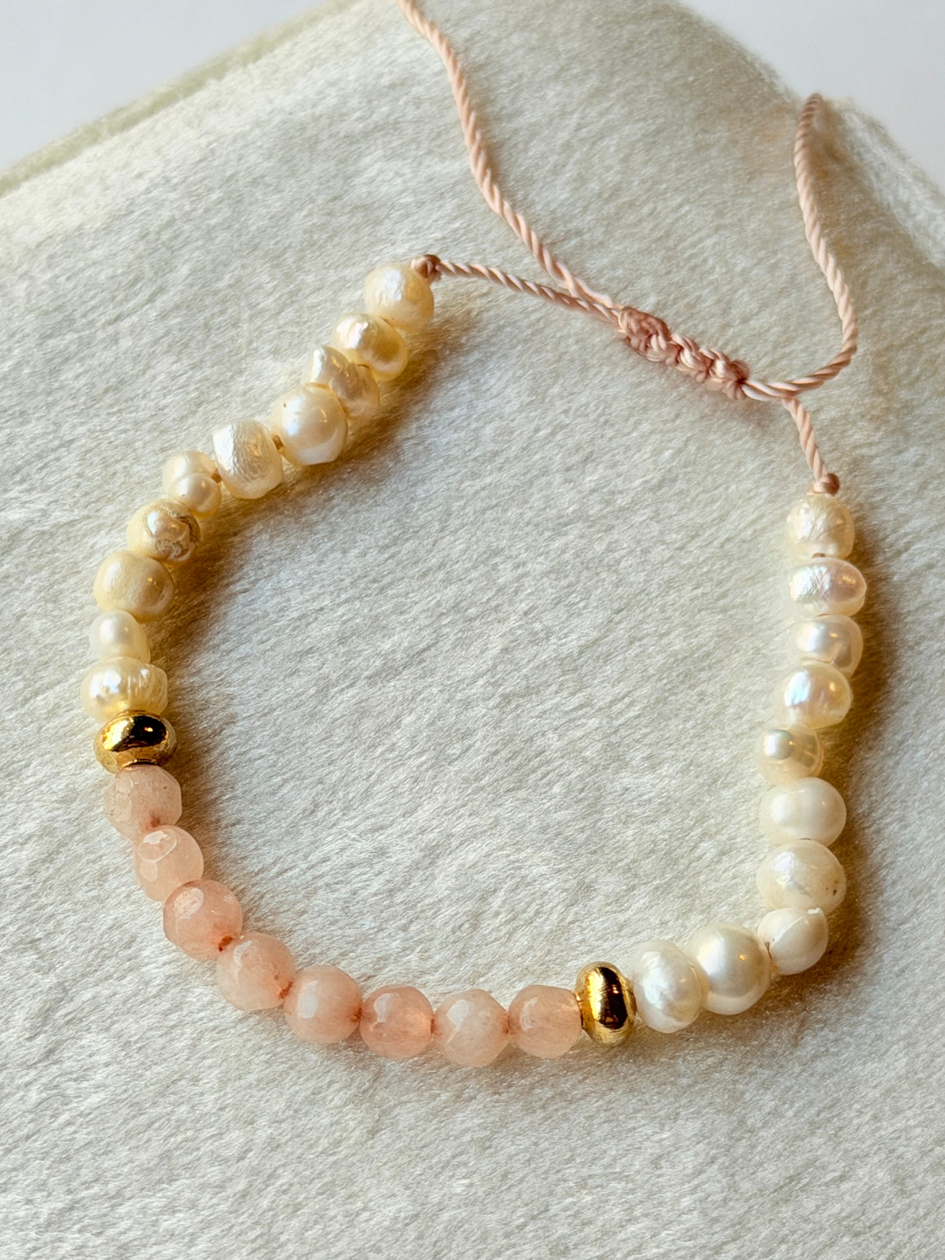 Pulsera de hilo con piedras y perlas naturales