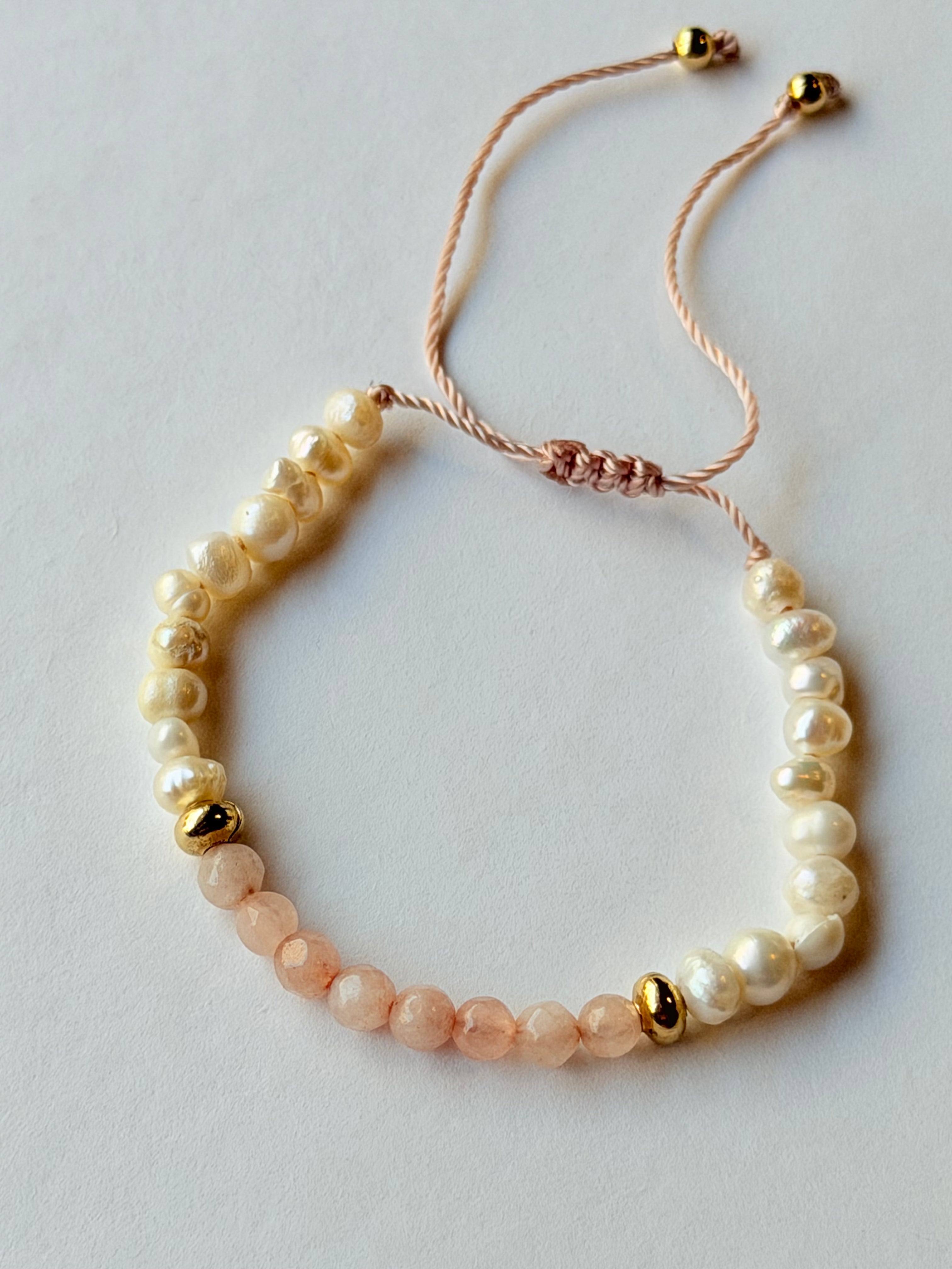Pulsera de hilo con piedras y perlas naturales