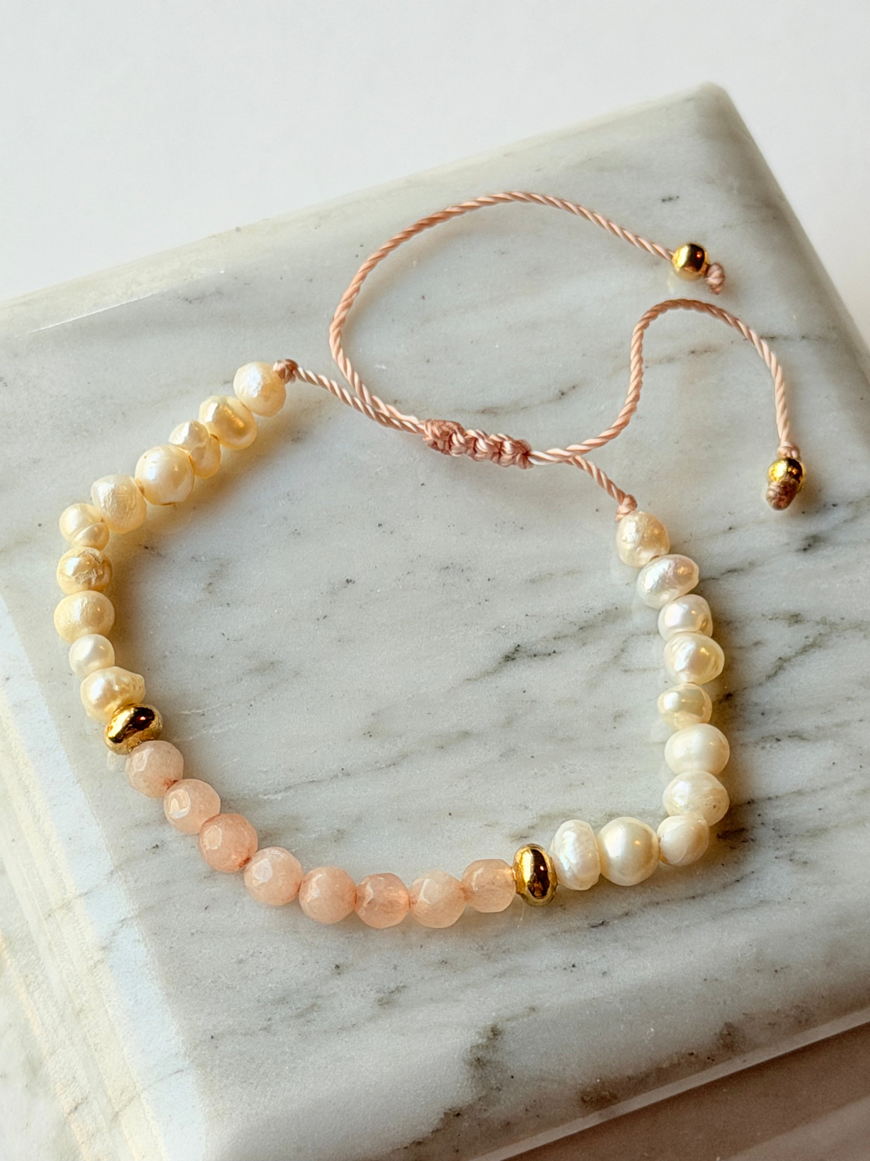 Pulsera de hilo con piedras y perlas naturales