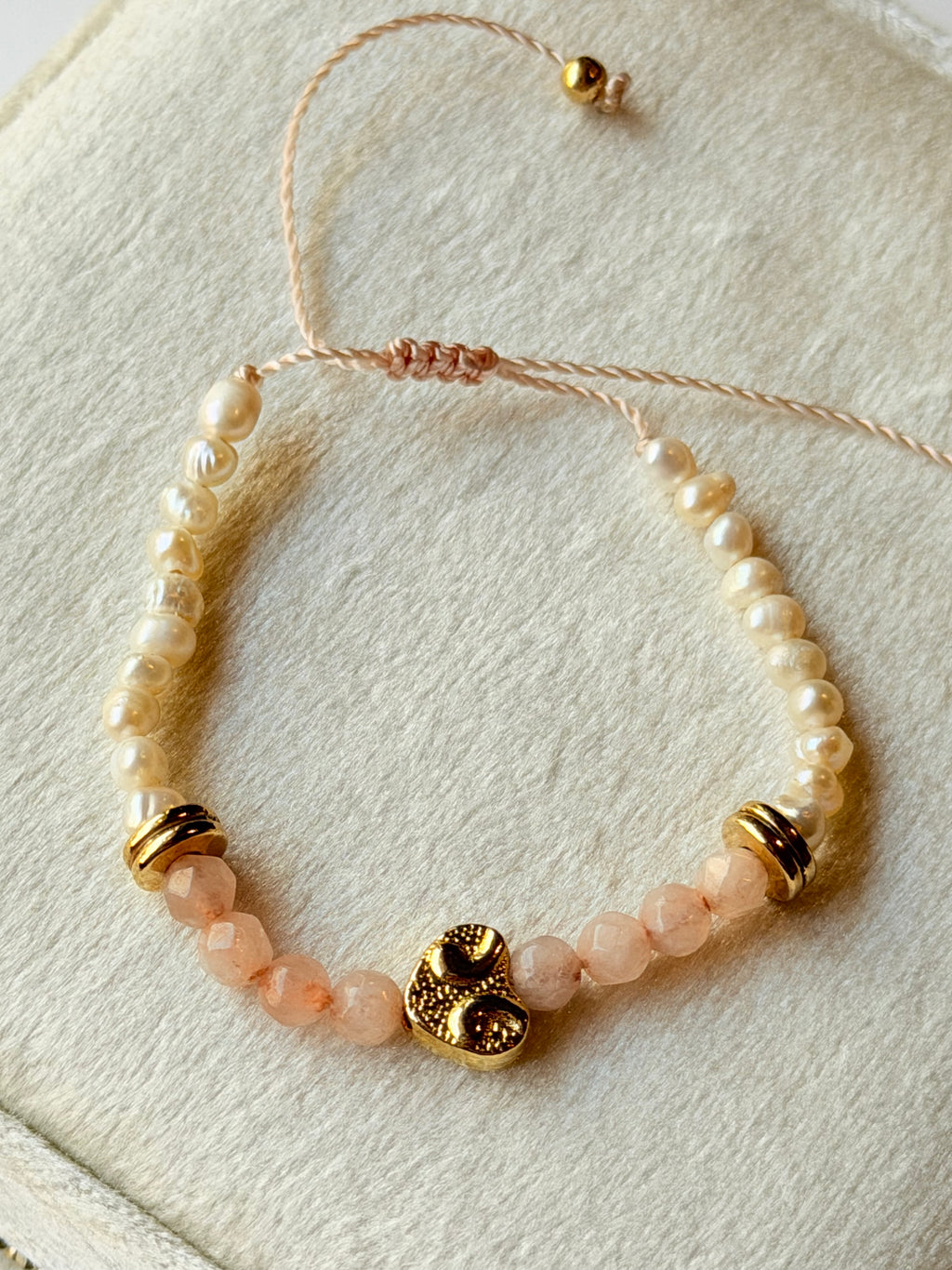 Pulsera de hilo con perlas y cristales rosas con corazón dorado