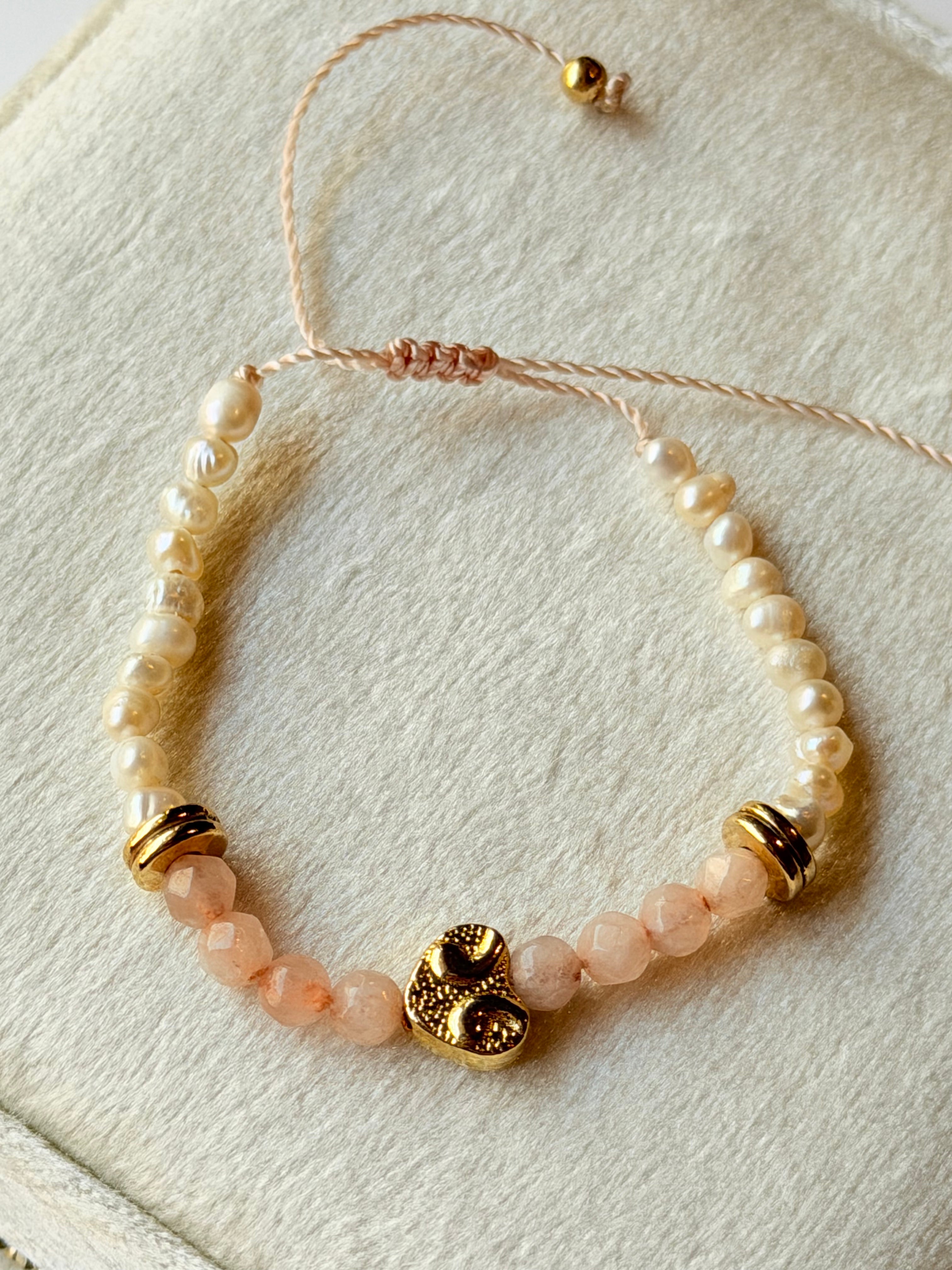 Pulsera de hilo con perlas y cristales rosas con corazón dorado