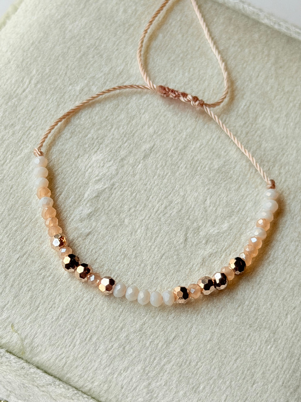 Pulsera de hilo con cristales y piedras facetadas
