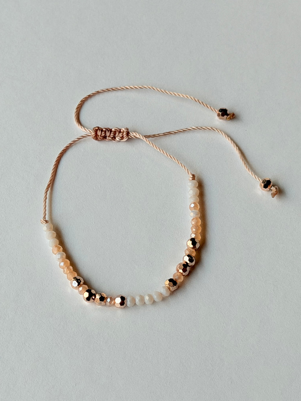 Pulsera de hilo con cristales y piedras facetadas