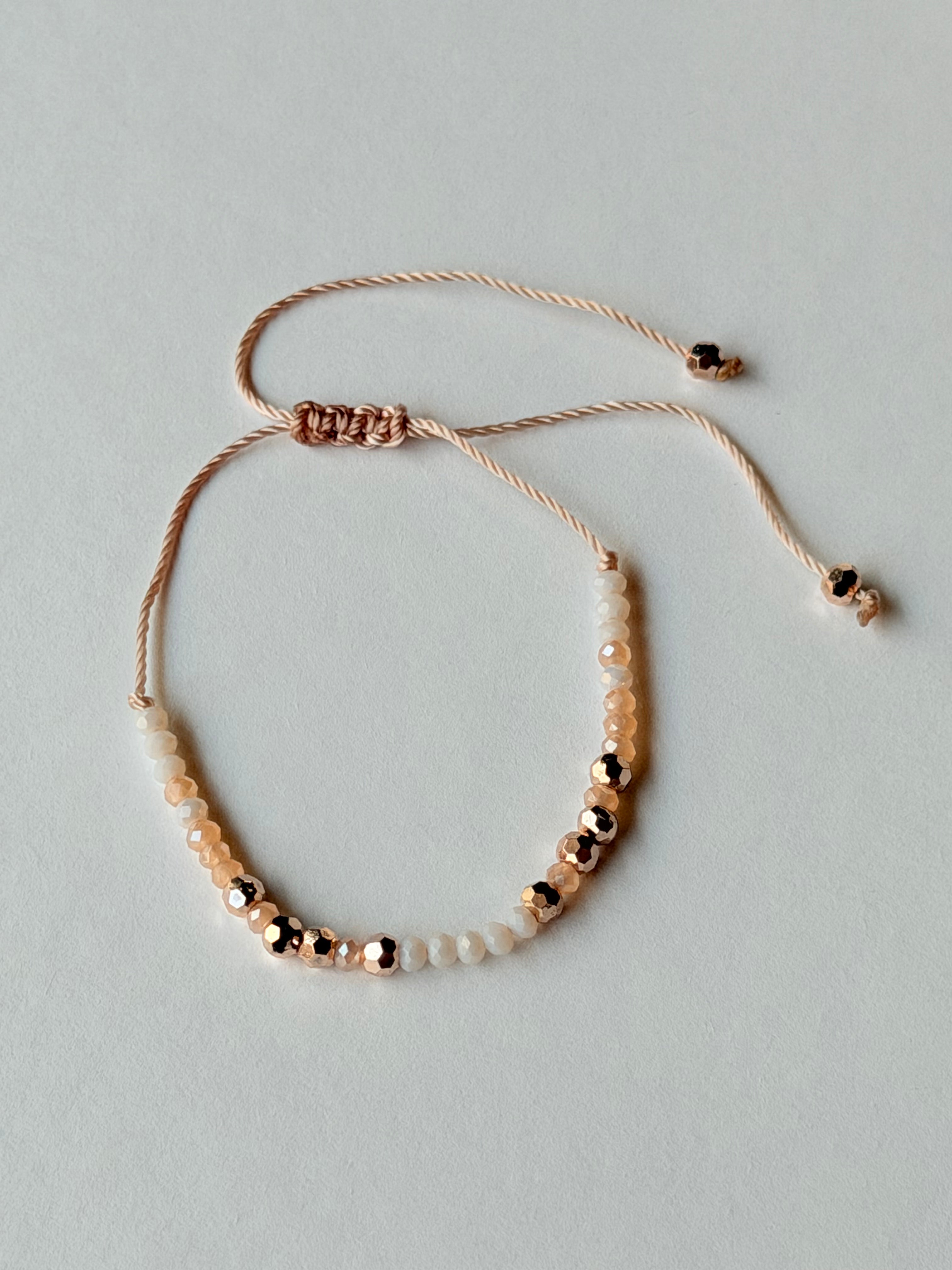 Pulsera de hilo con cristales y piedras facetadas