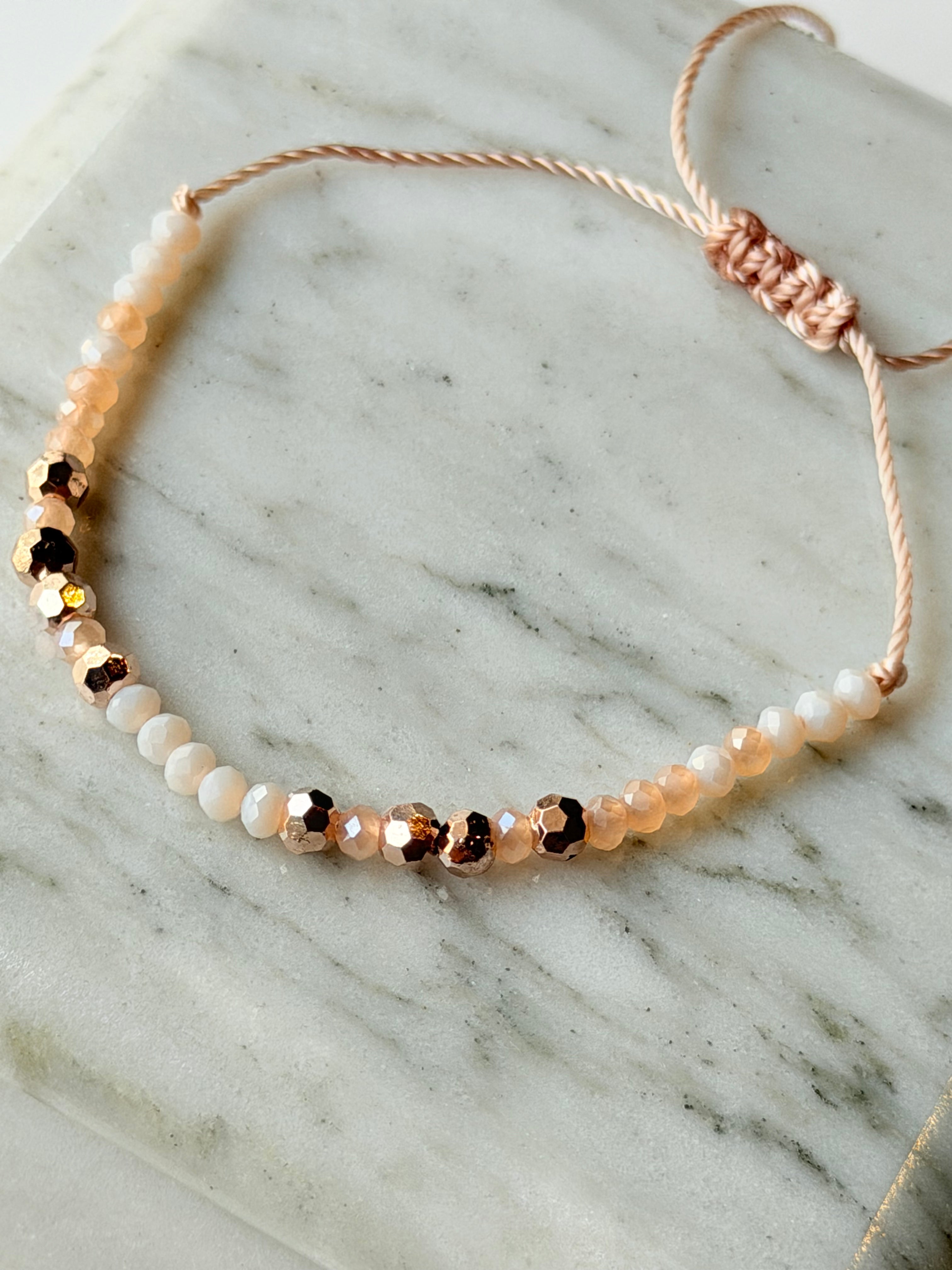 Pulsera de hilo con cristales y piedras facetadas