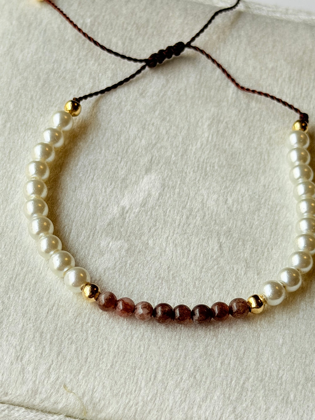 Pulsera de hilo con perlas y piedras naturales