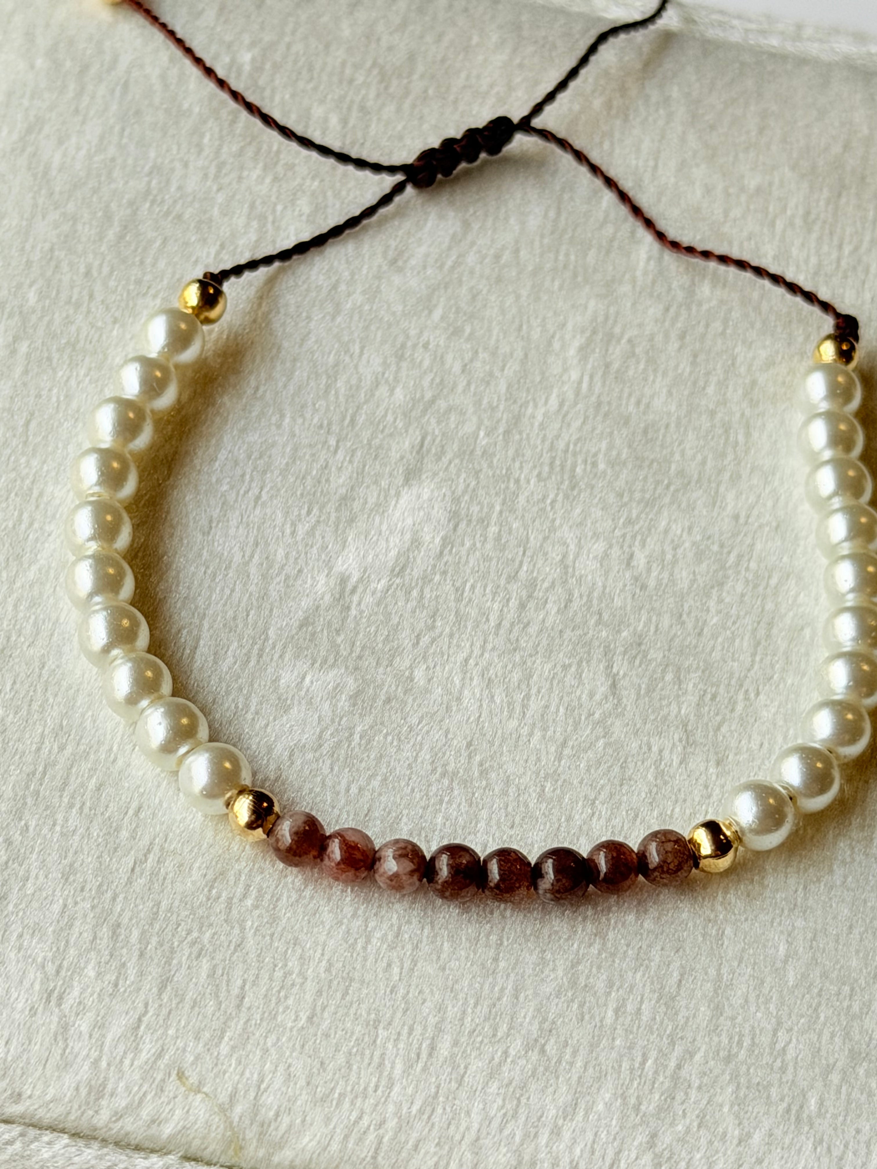 Pulsera de hilo con perlas y piedras naturales