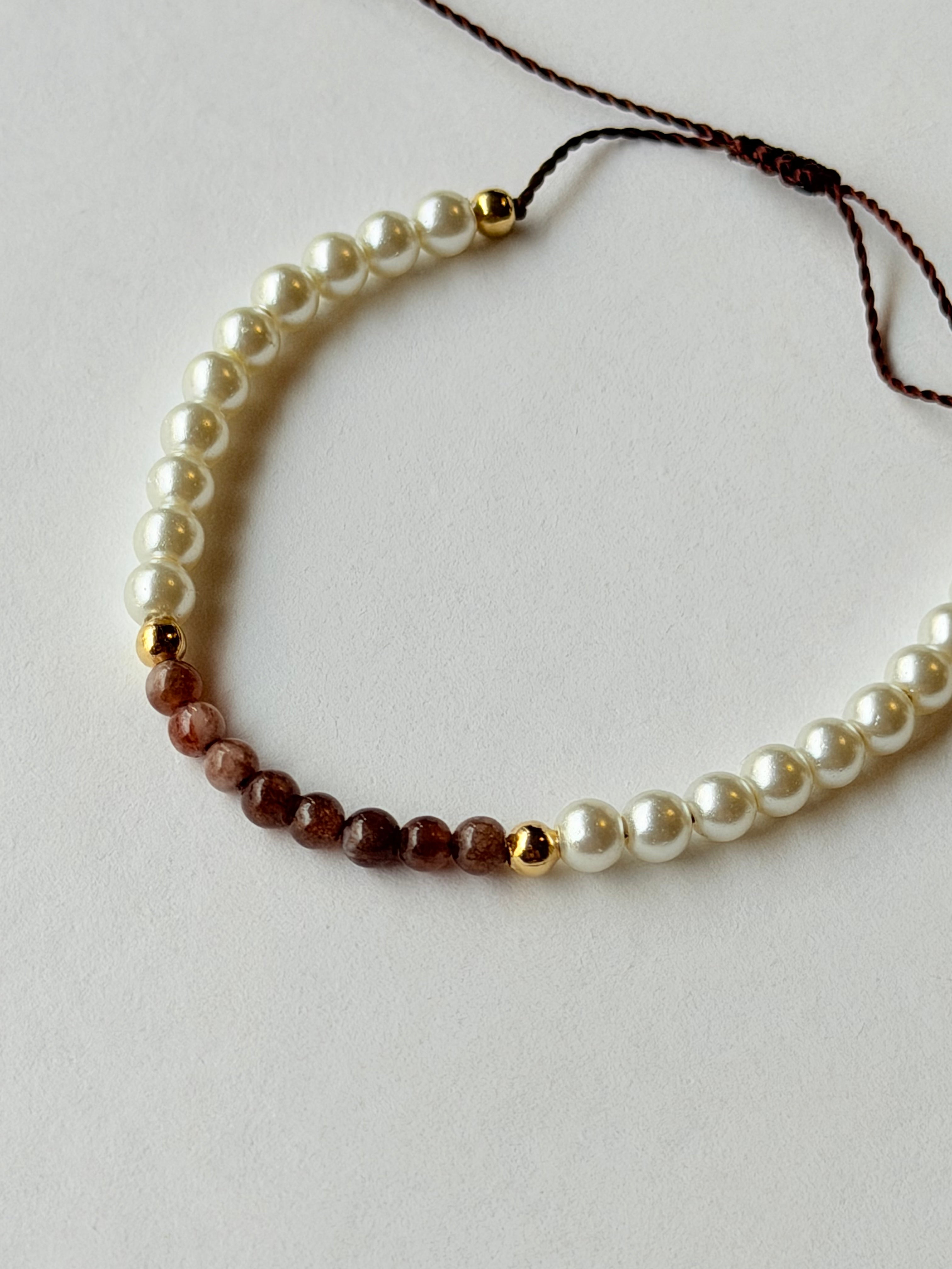 Pulsera de hilo con perlas y piedras naturales