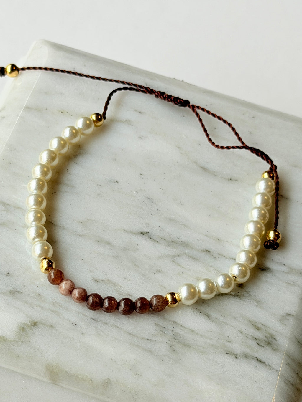 Pulsera de hilo con perlas y piedras naturales