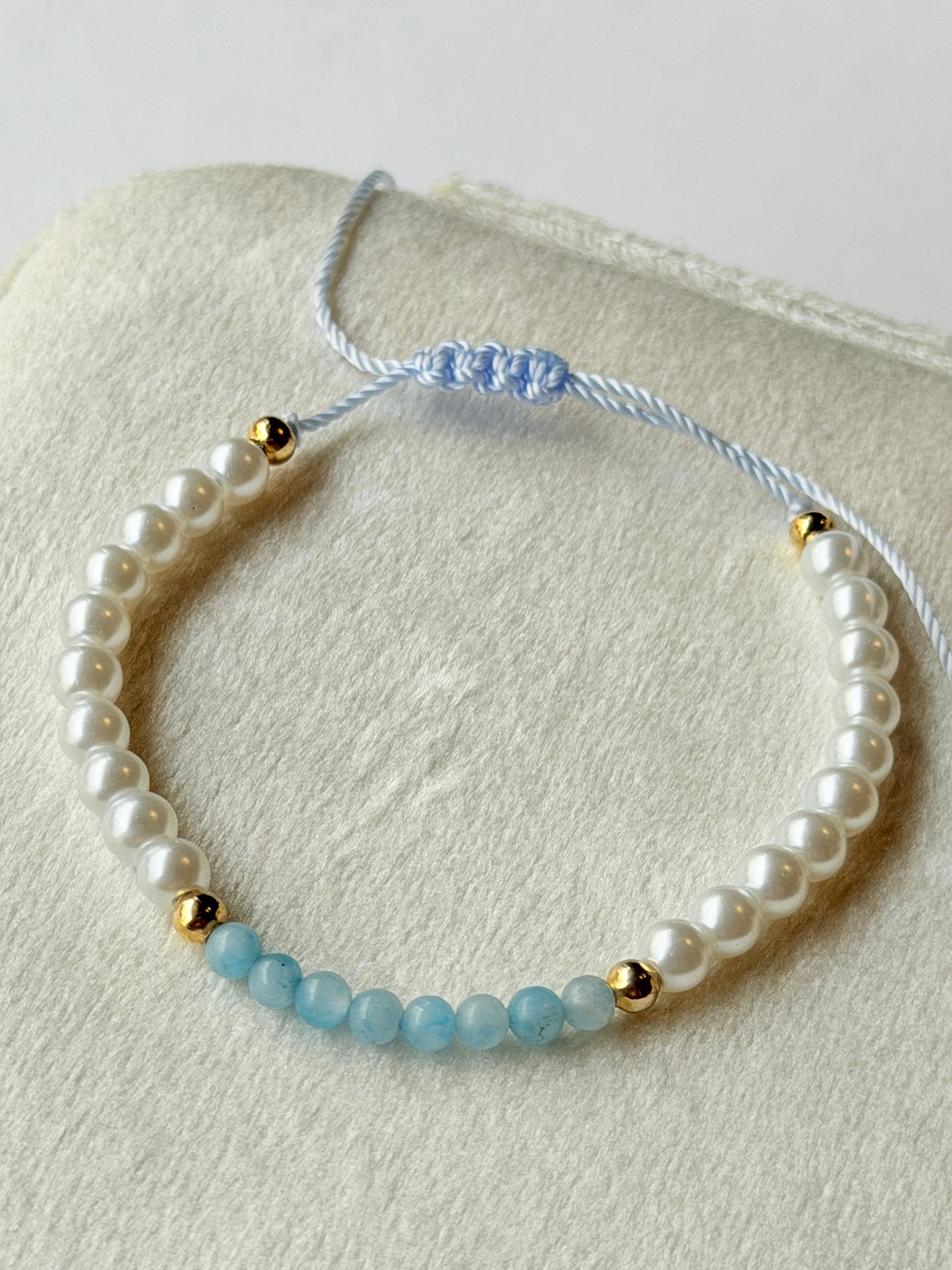 Pulsera de hilo con perlas y pierdas naturales