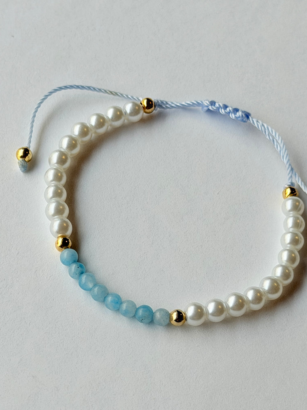 Pulsera de hilo con perlas y pierdas naturales