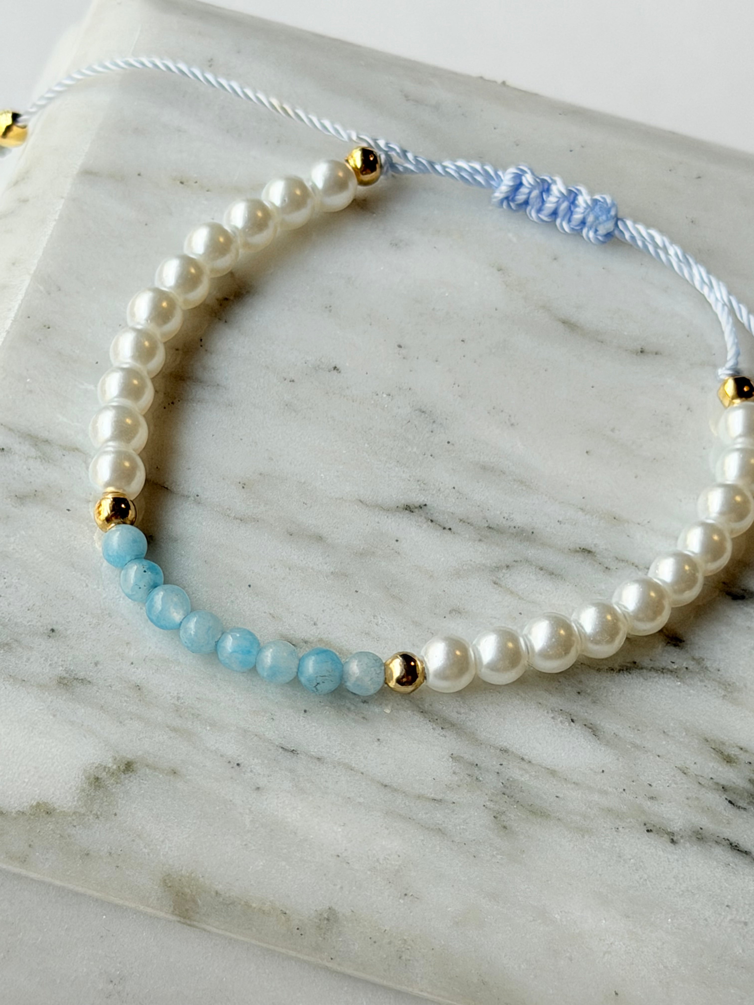 Pulsera de hilo con perlas y pierdas naturales