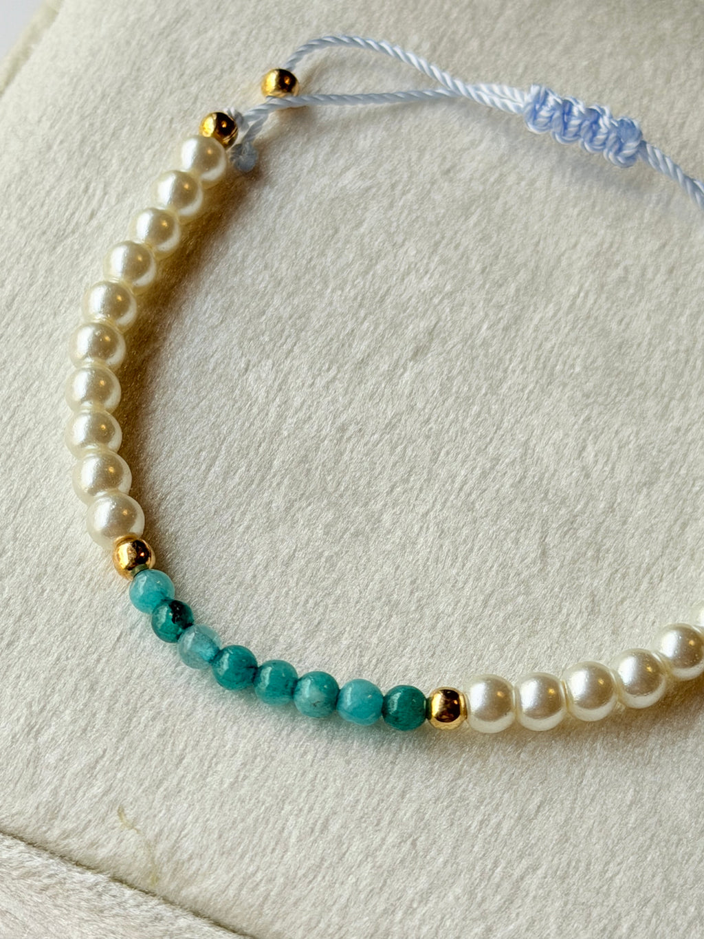 Pulsera de hilo con perlas y piedras naturales