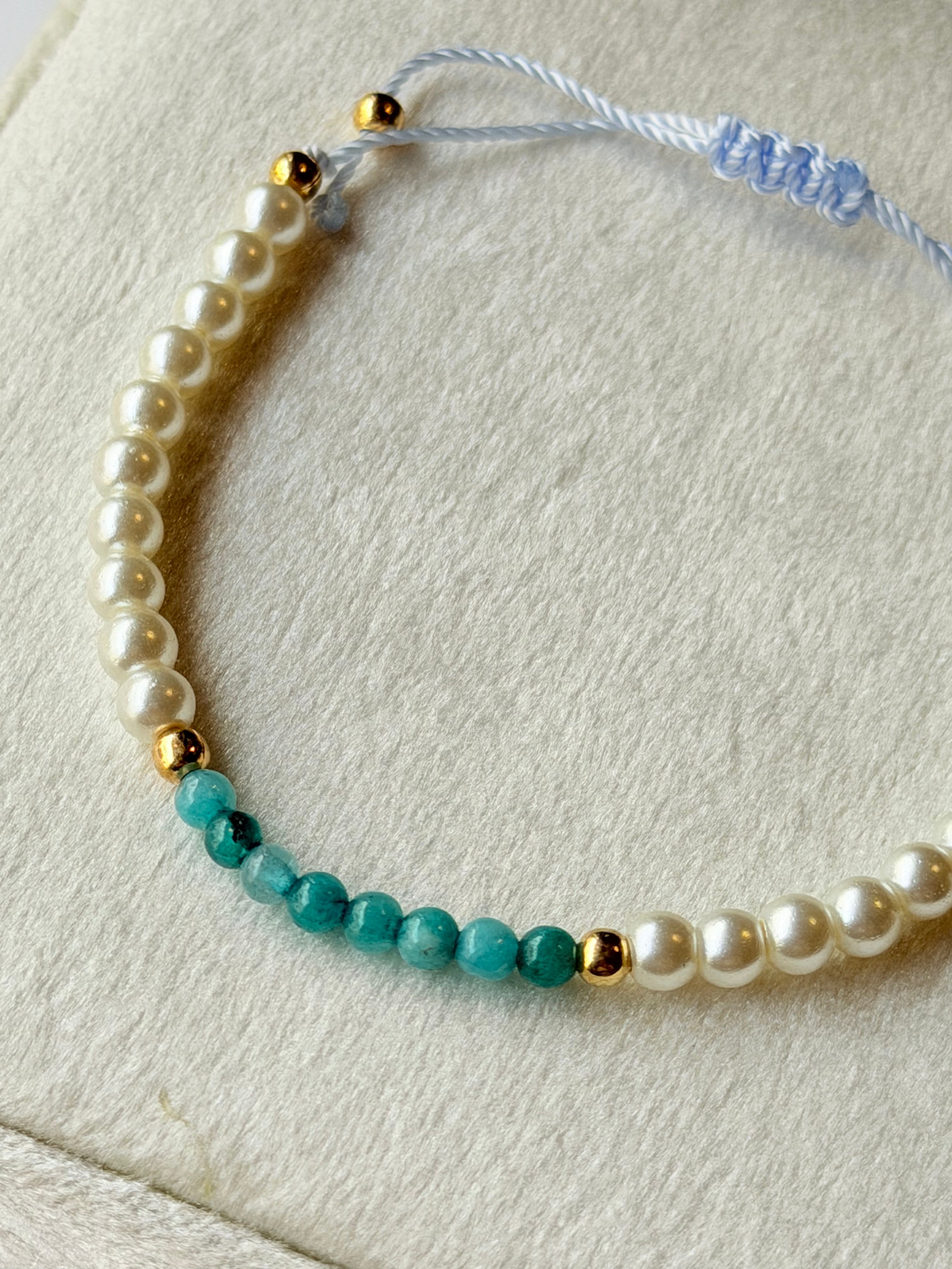 Pulsera de hilo con perlas y piedras naturales