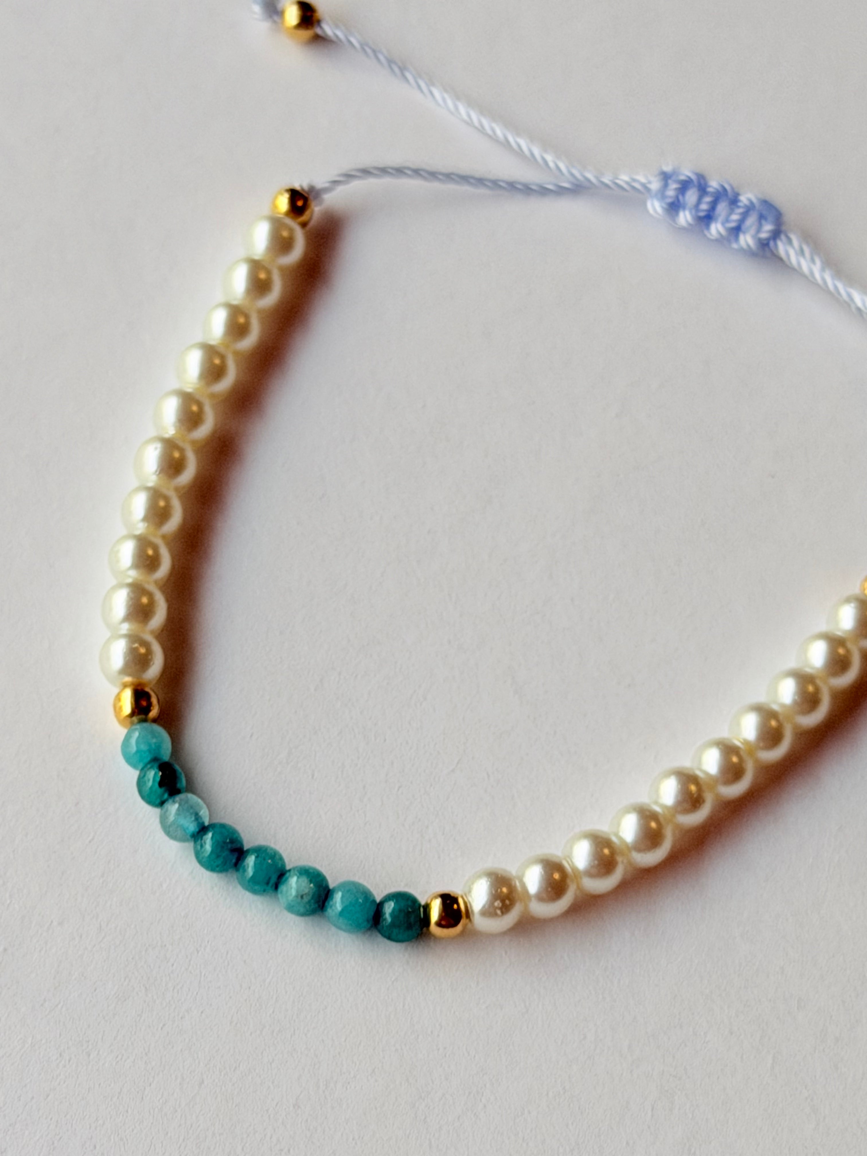 Pulsera de hilo con perlas y piedras naturales
