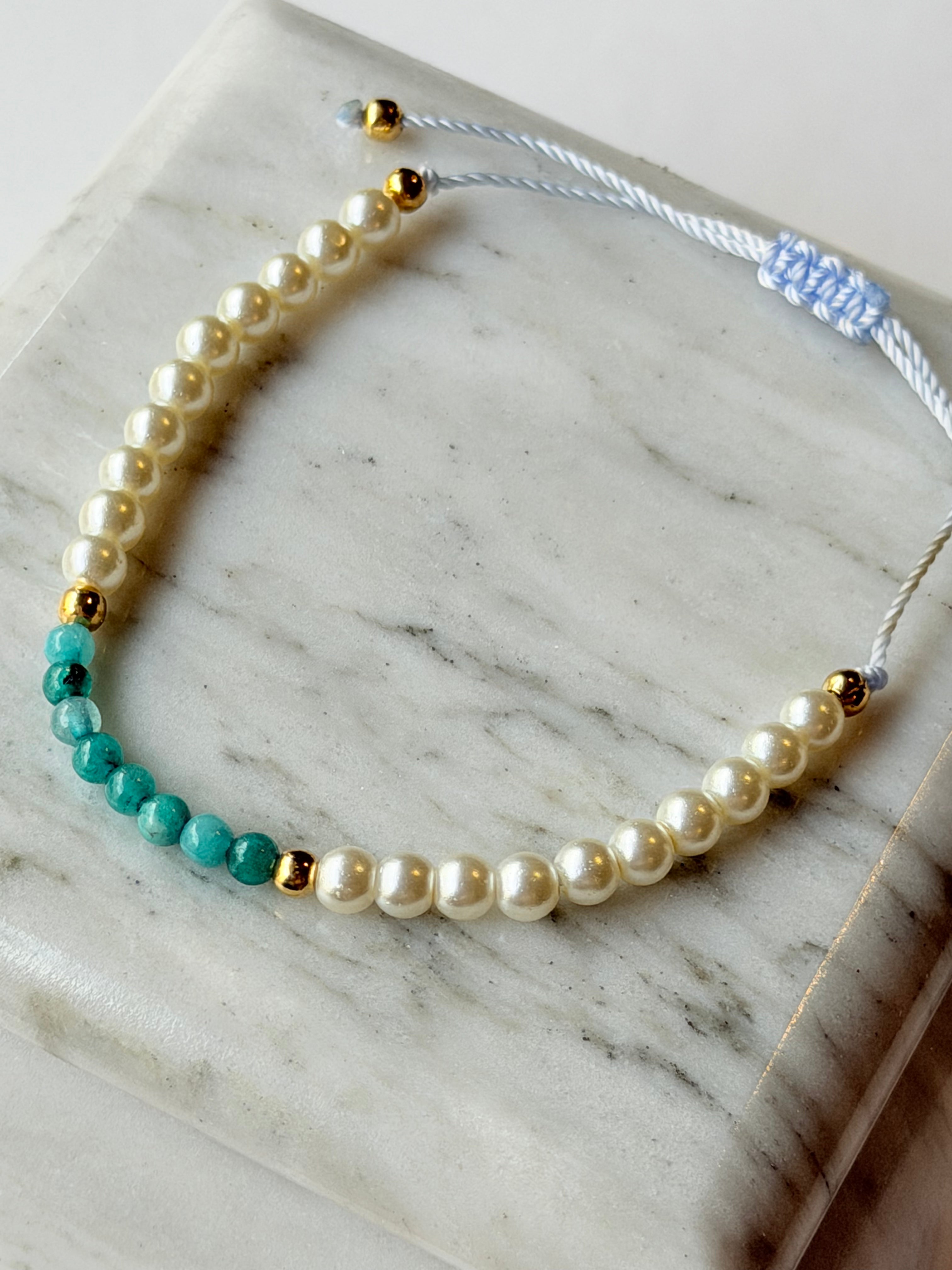 Pulsera de hilo con perlas y piedras naturales
