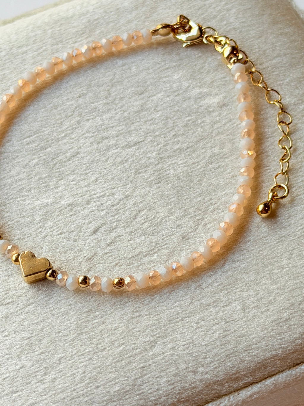 Pulsera de cristales con corazón dorado
