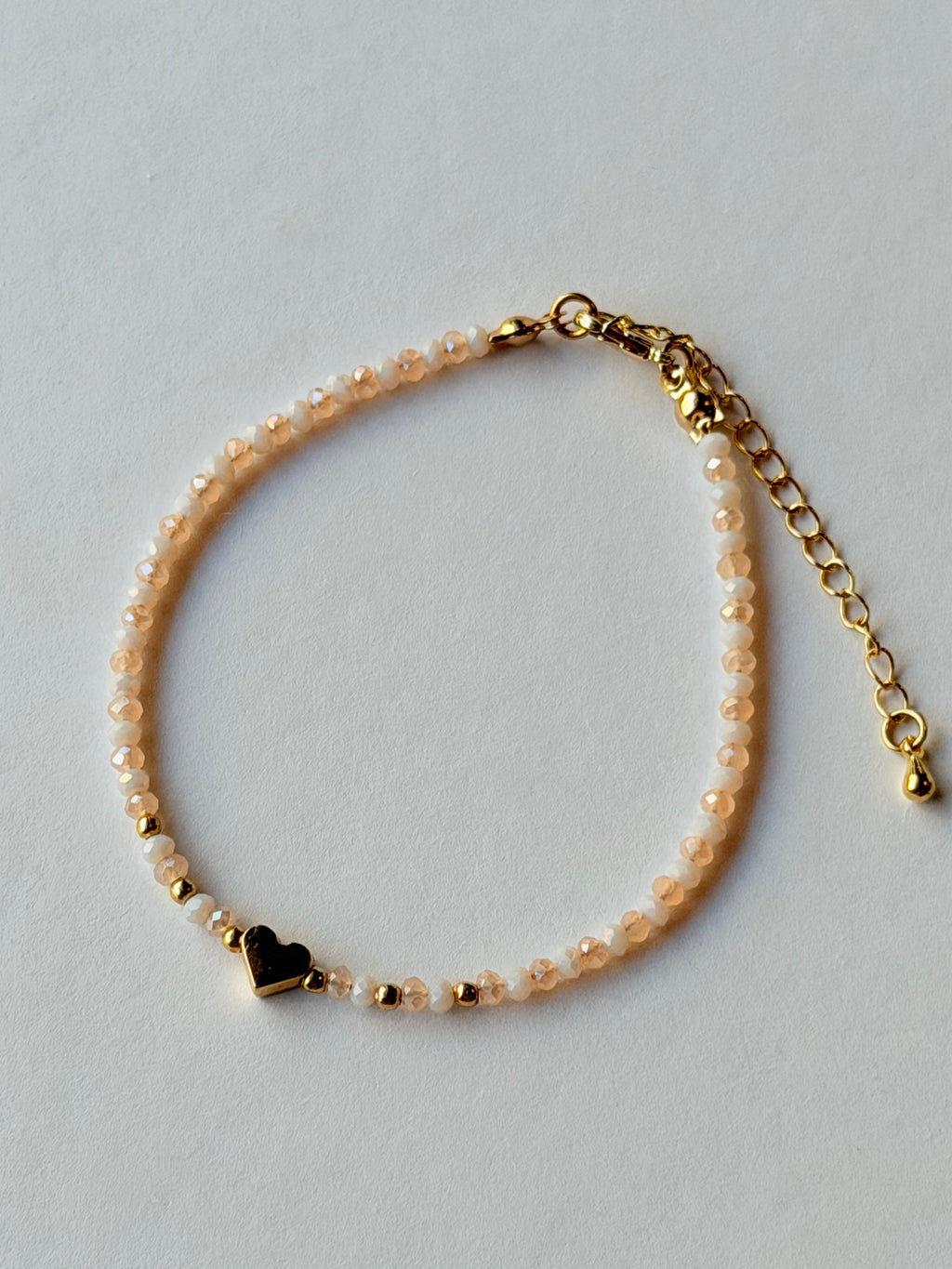 Pulsera de cristales con corazón dorado
