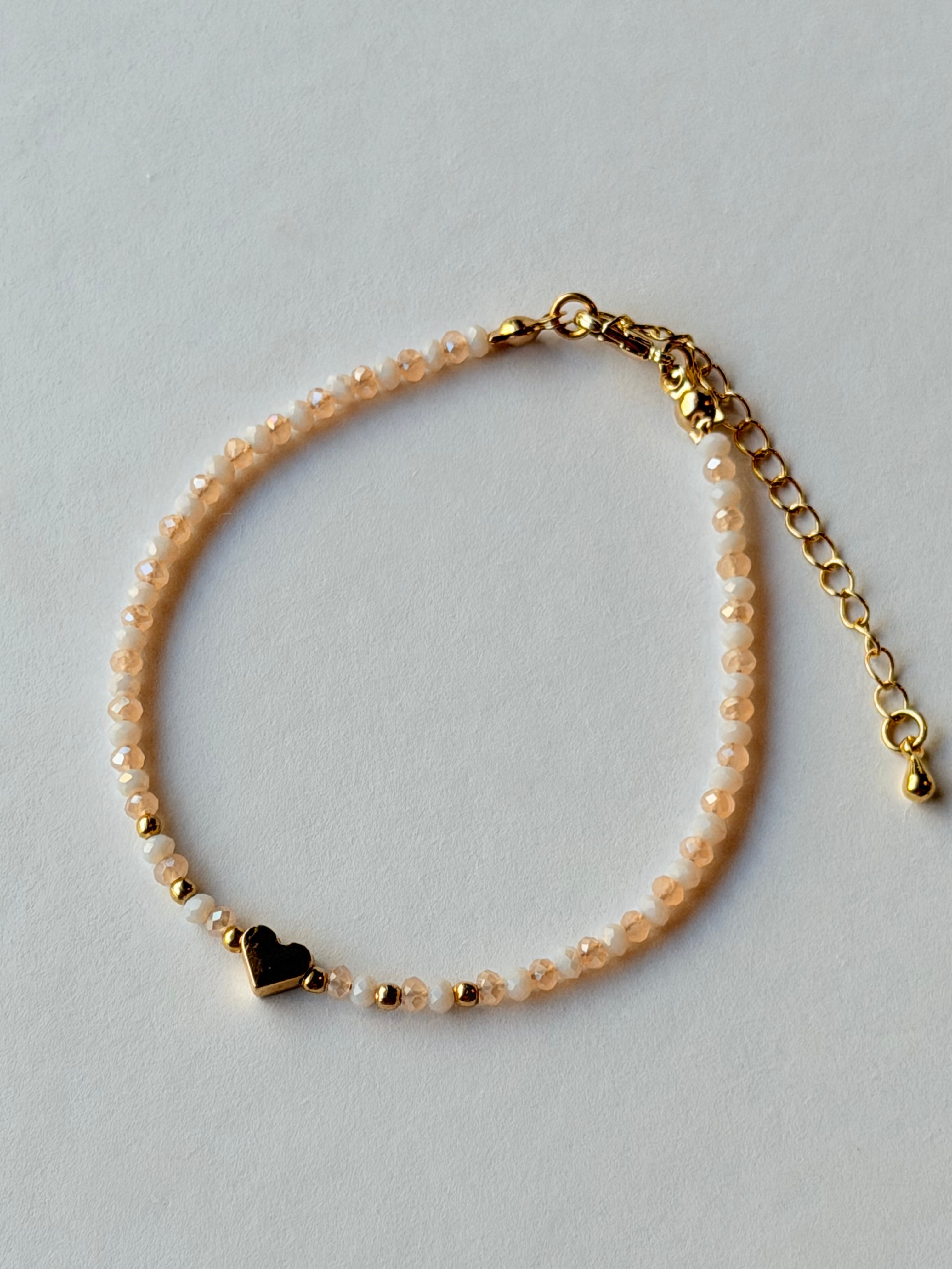 Pulsera de cristales con corazón dorado