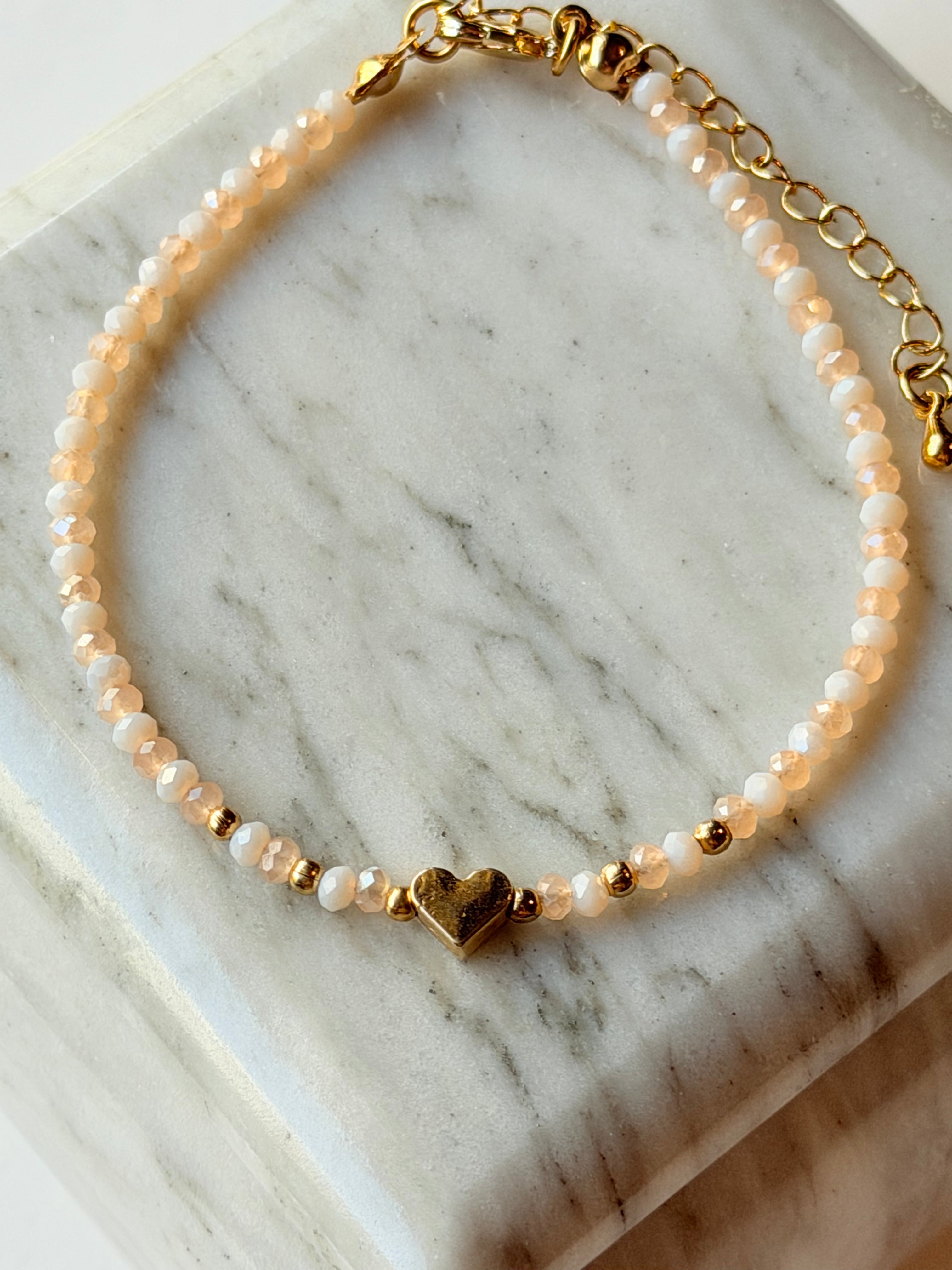 Pulsera de cristales con corazón dorado