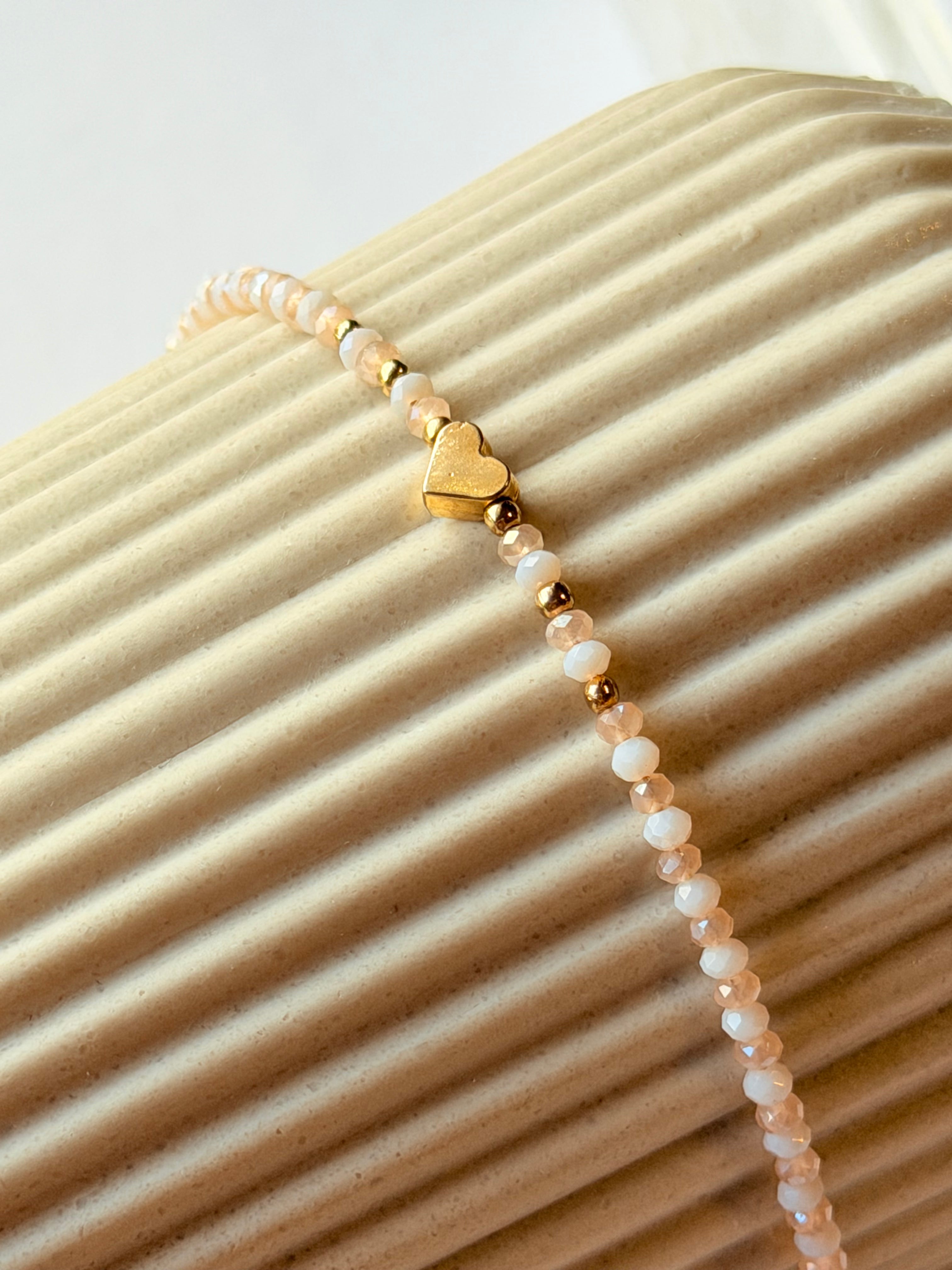 Pulsera de cristales con corazón dorado