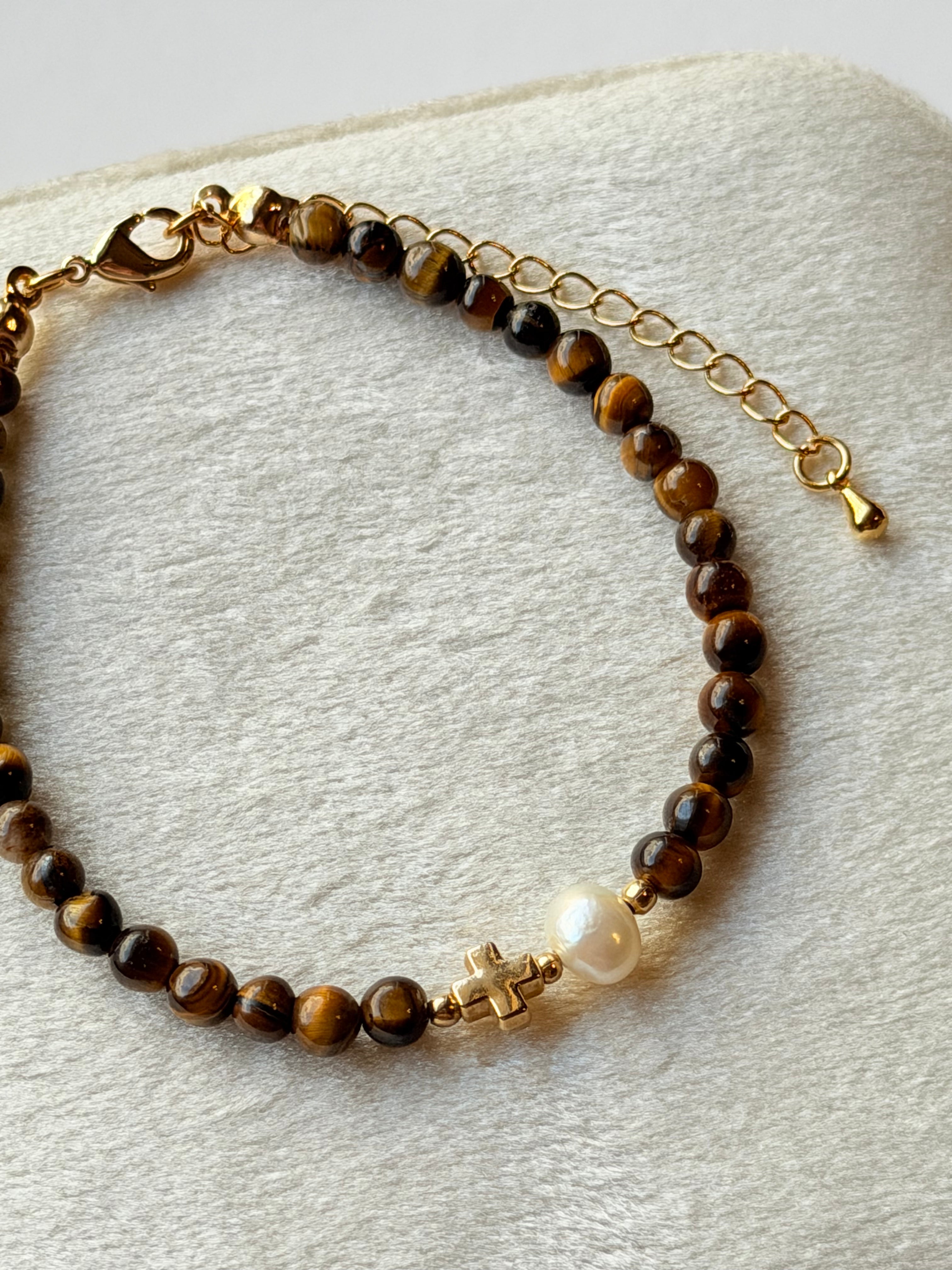 Pulsera de ojo de tigre con perla y cruz