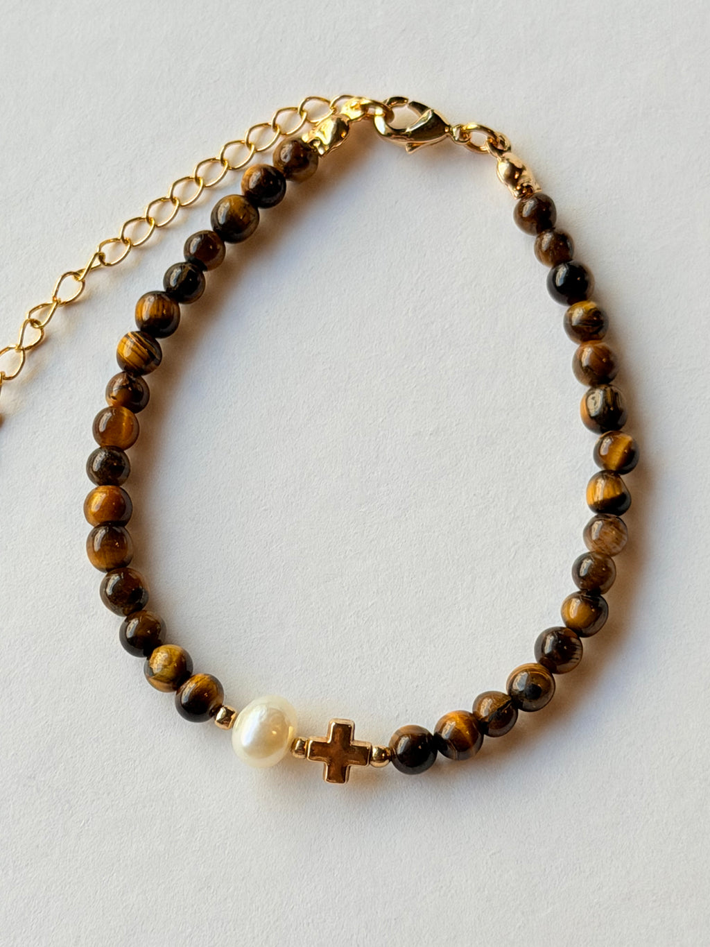 Pulsera de ojo de tigre con perla y cruz