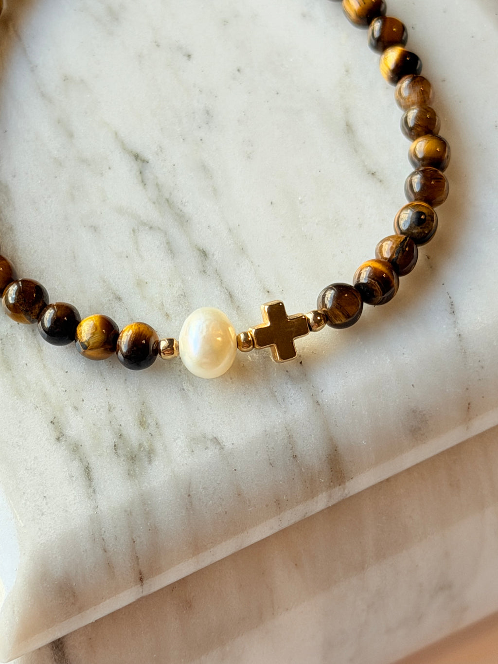 Pulsera de ojo de tigre con perla y cruz