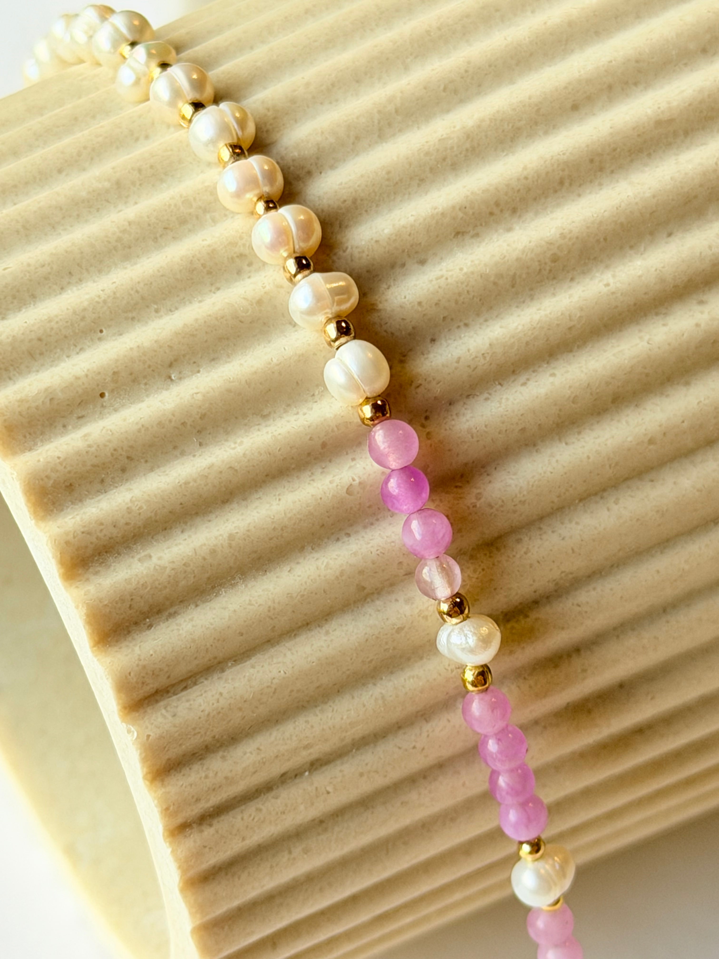 Pulsera de perlas y piedras lilas