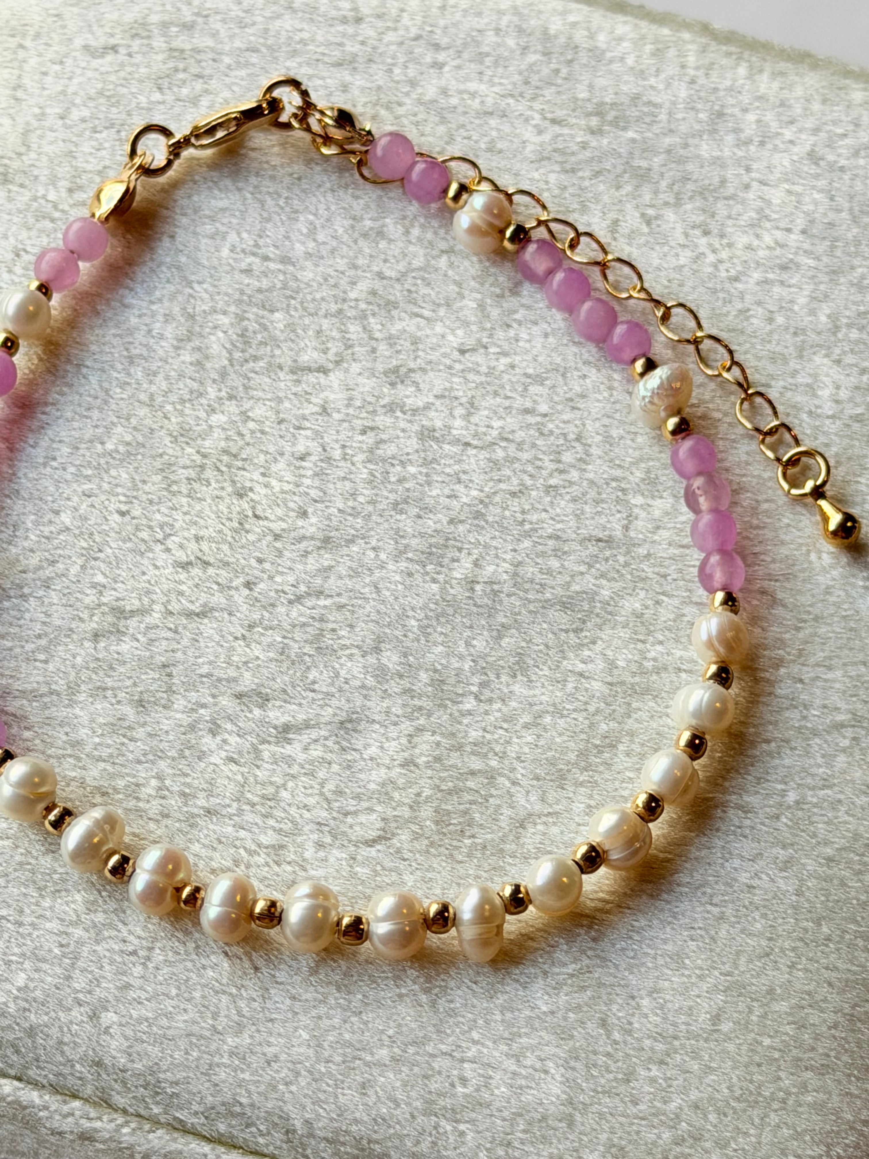 Pulsera de perlas y piedras lilas