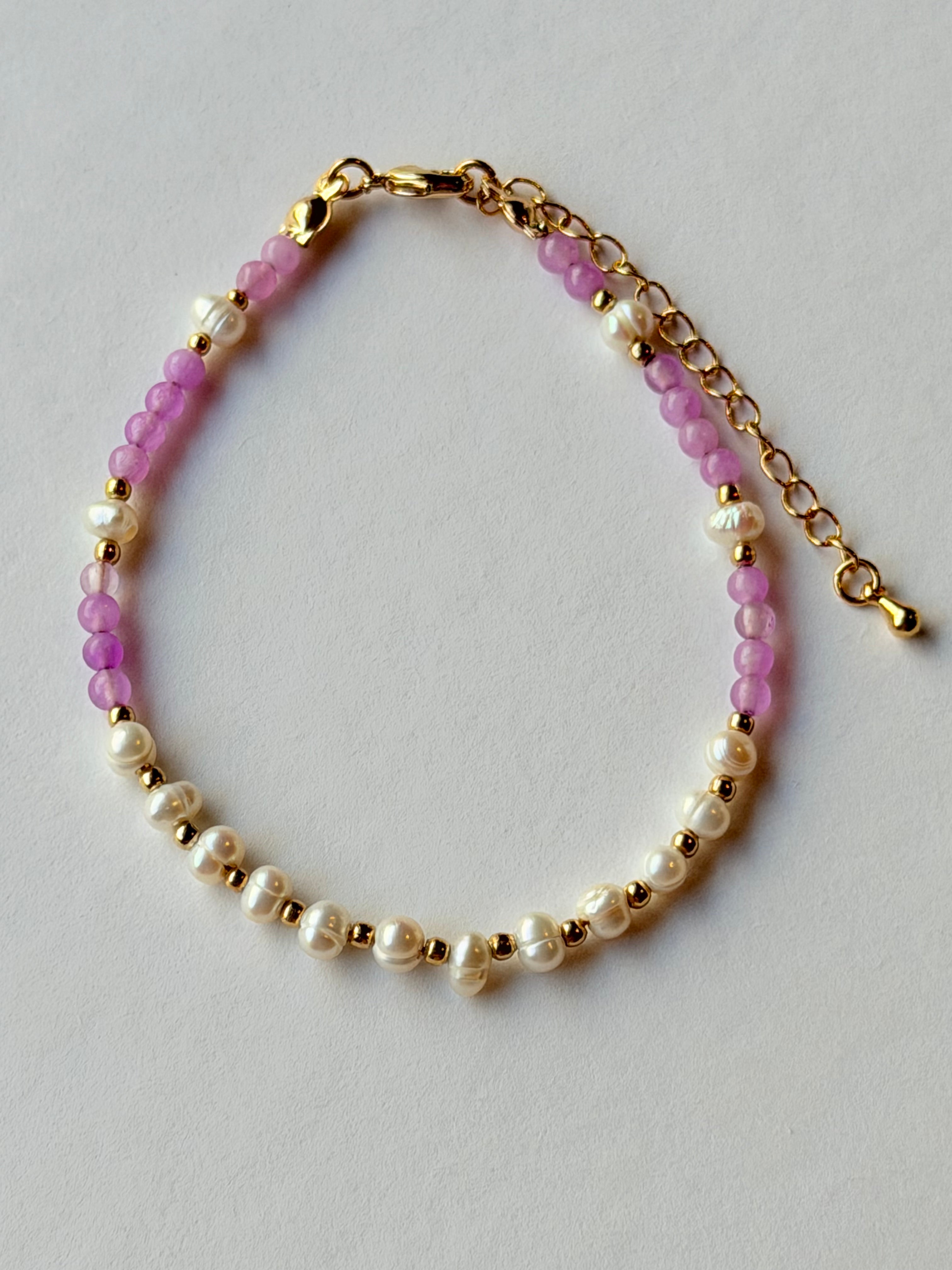 Pulsera de perlas y piedras lilas
