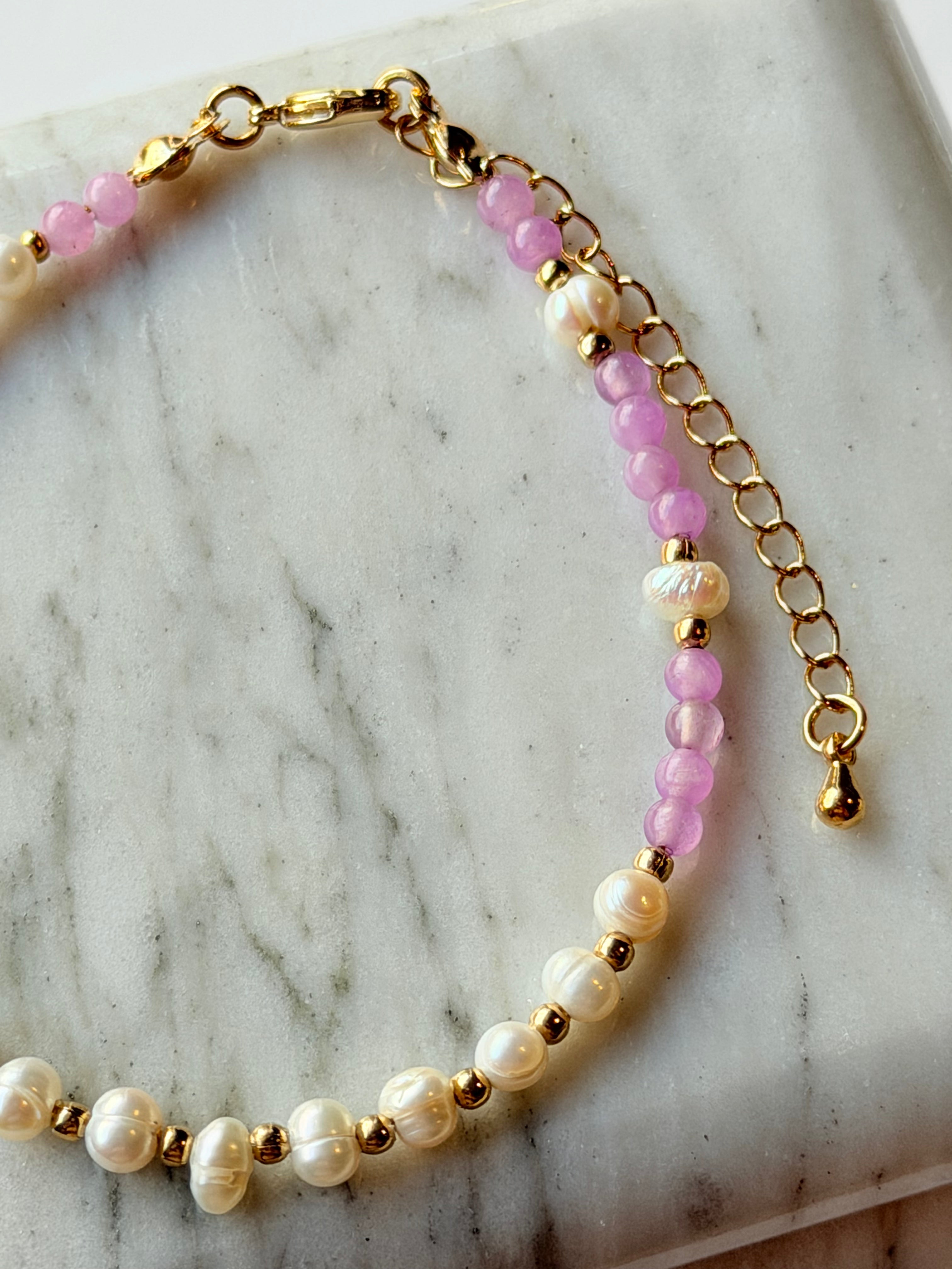 Pulsera de perlas y piedras lilas