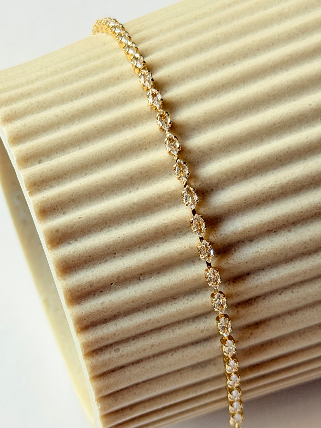 Pulsera de chapa de oro con zirconias