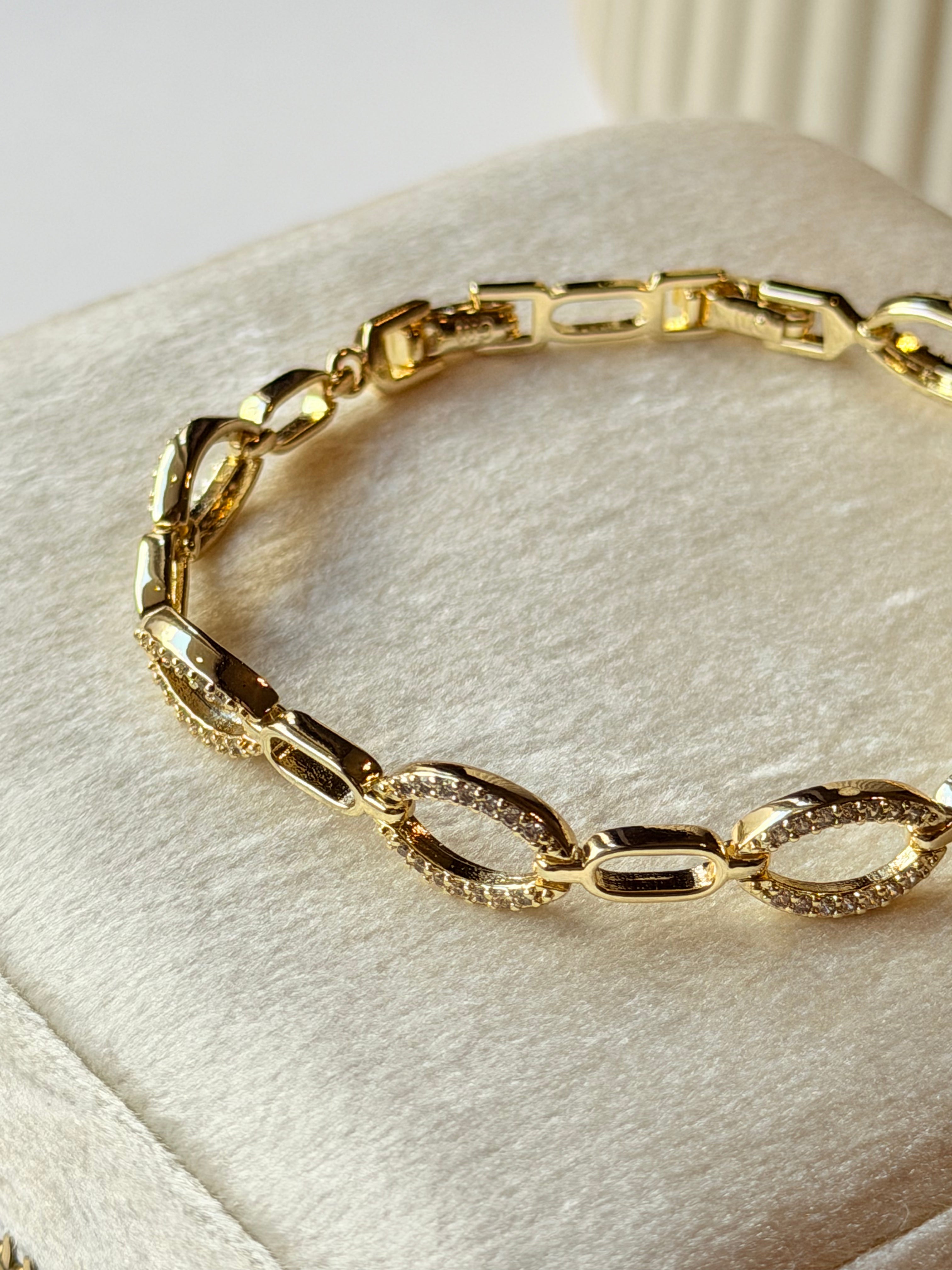 Pulsera eslabones paperclip y oval pavé en chapa de oro